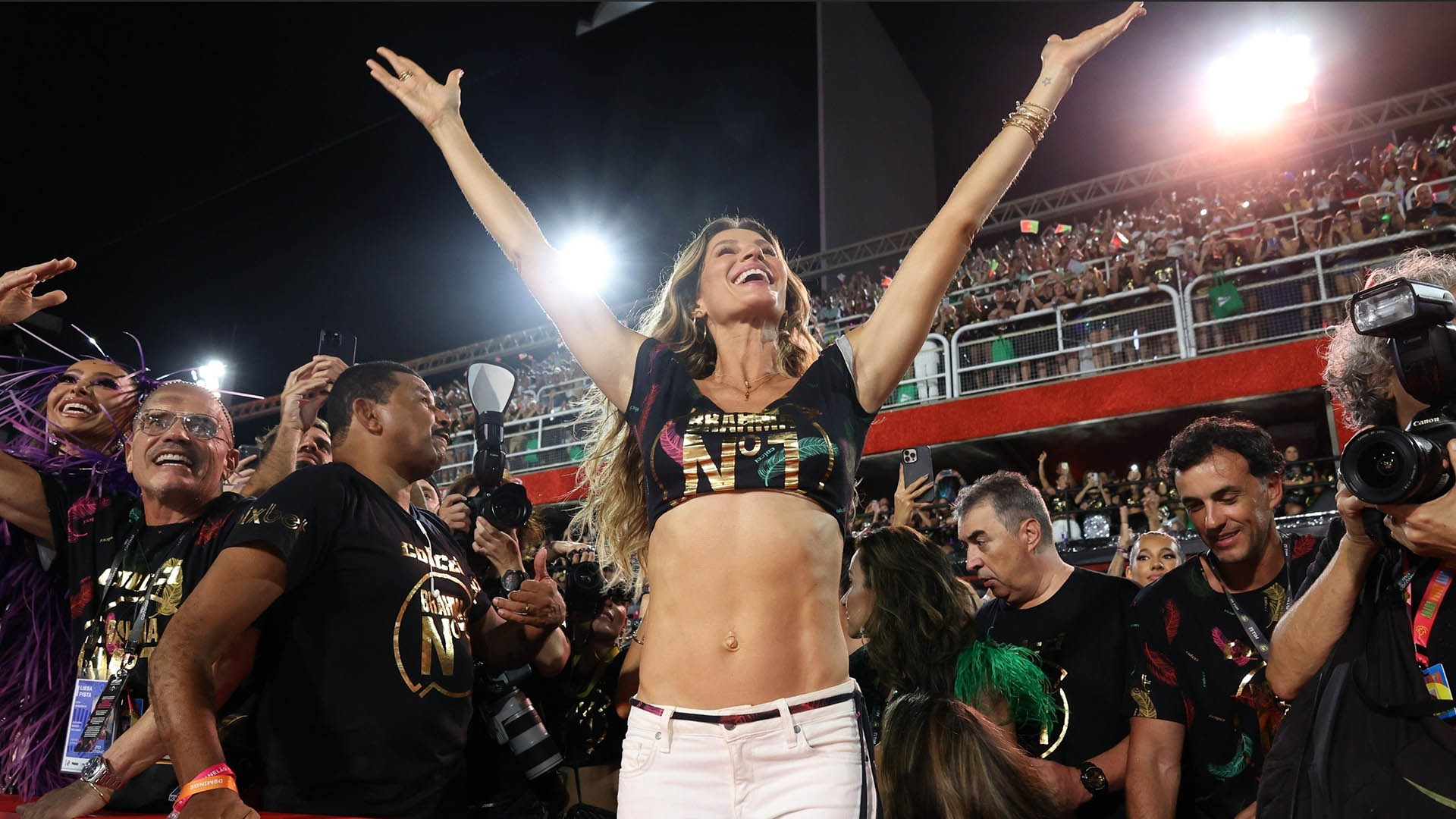 Gisele Bündchen disfrutando la vida de soltera en el famoso Carnaval de Río de Janeiro el 19 de febrero de 2023 (Backgrid/The Grosby Group)
