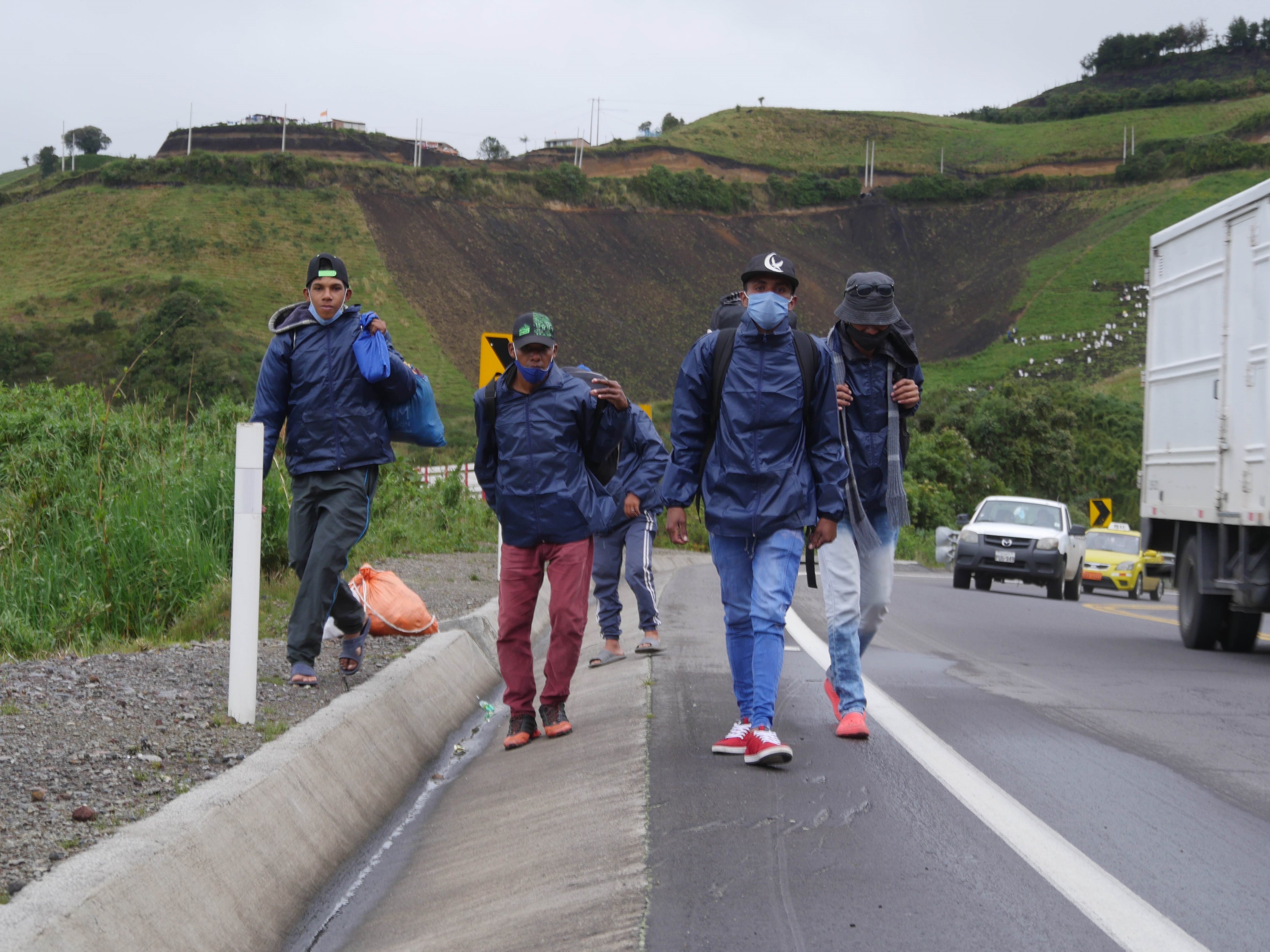 Migrantes venezolanos caminan por una carretera en la región de Tulcán, Ecuador (EFE/ Xavier Montalvo/Archivo)
