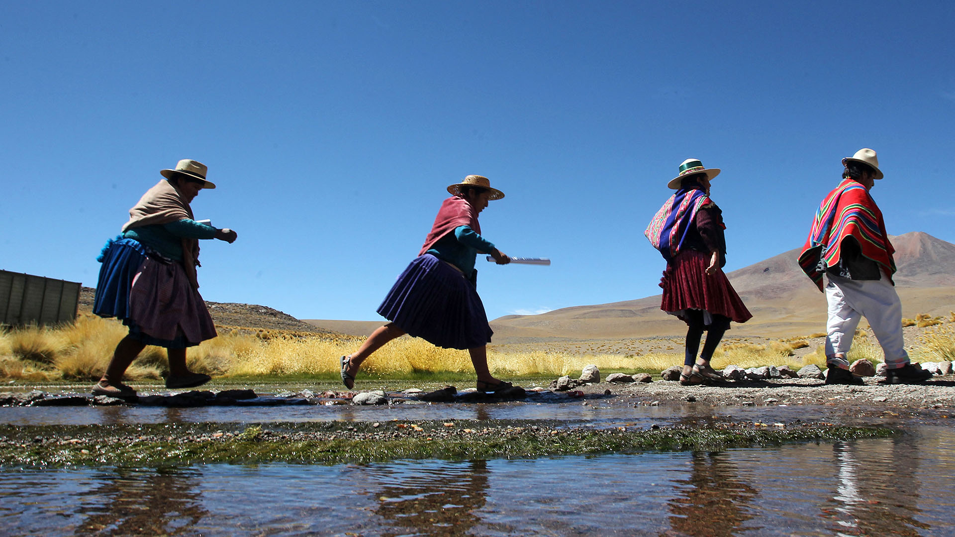 Indígenas aimaras caminan por la ribera del río Silala en Potosi, cerca de la frontera con Chile (Aizar RALDES / AFP / Archivo)