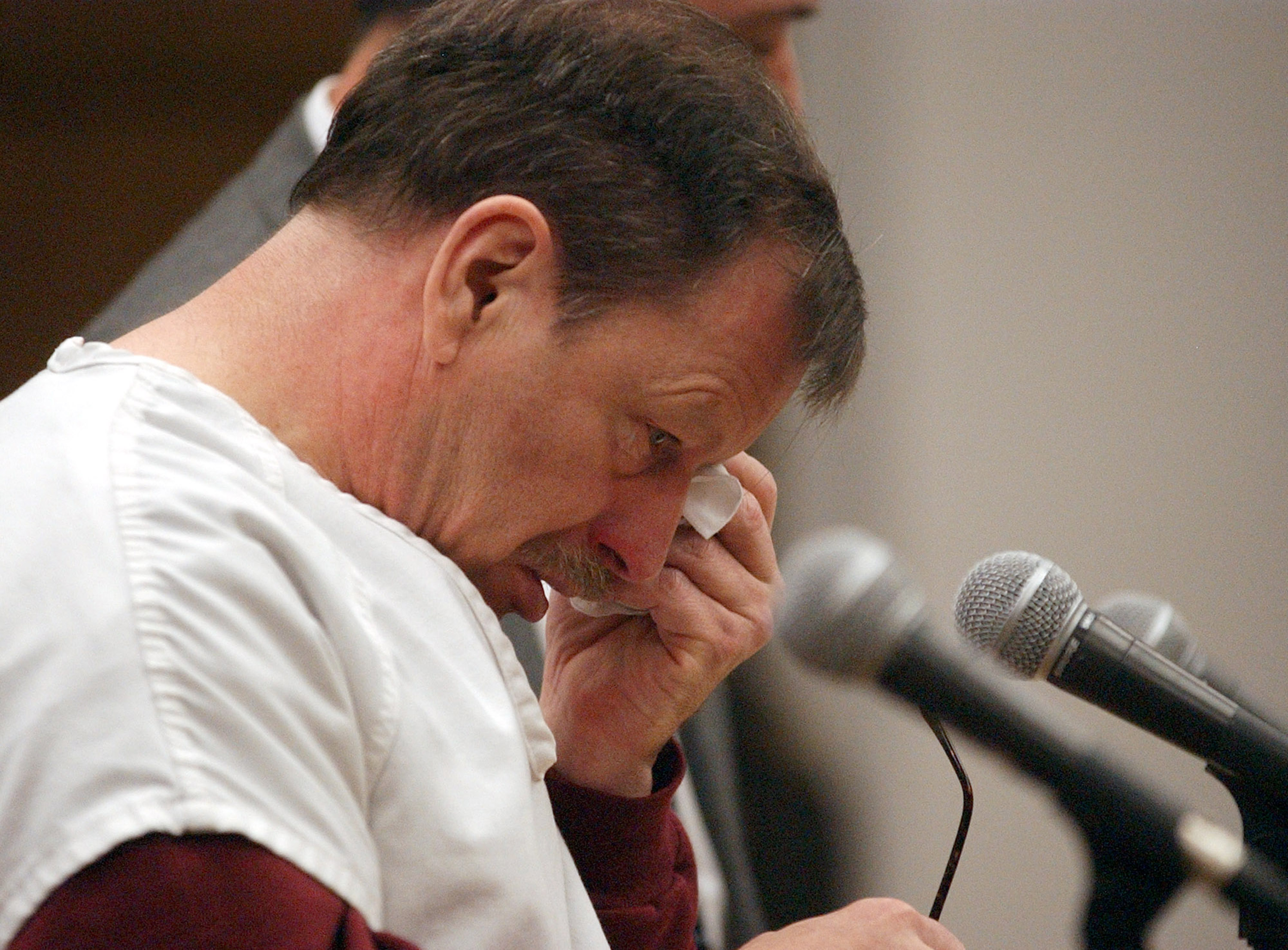 El llanto del asesino serial Gary Leon Ridgway al recibir 48 cadenas perpetuas  (Photo by Elaine Thompson-Pool/Getty Images)
