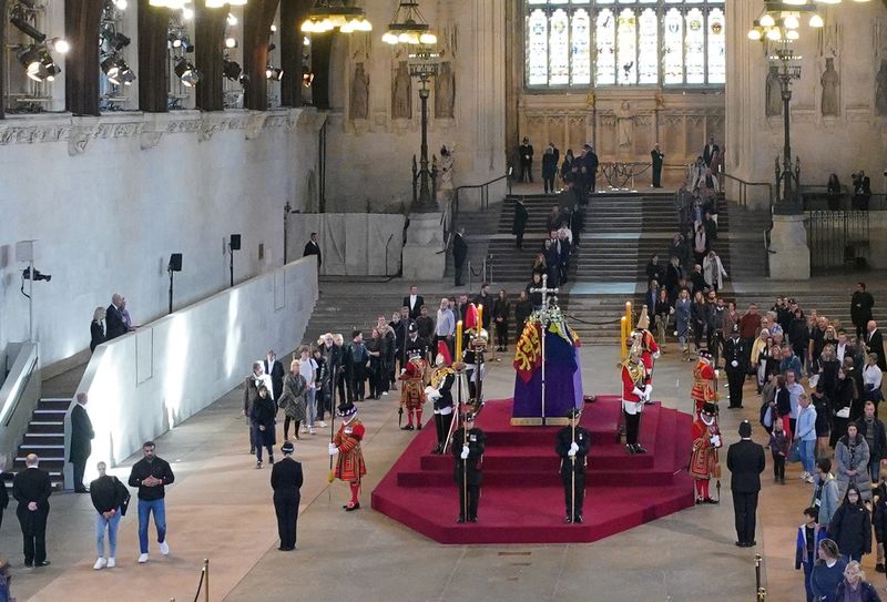 Dónde y junto qué otros miembros de la familia real será sepultada Isabel II