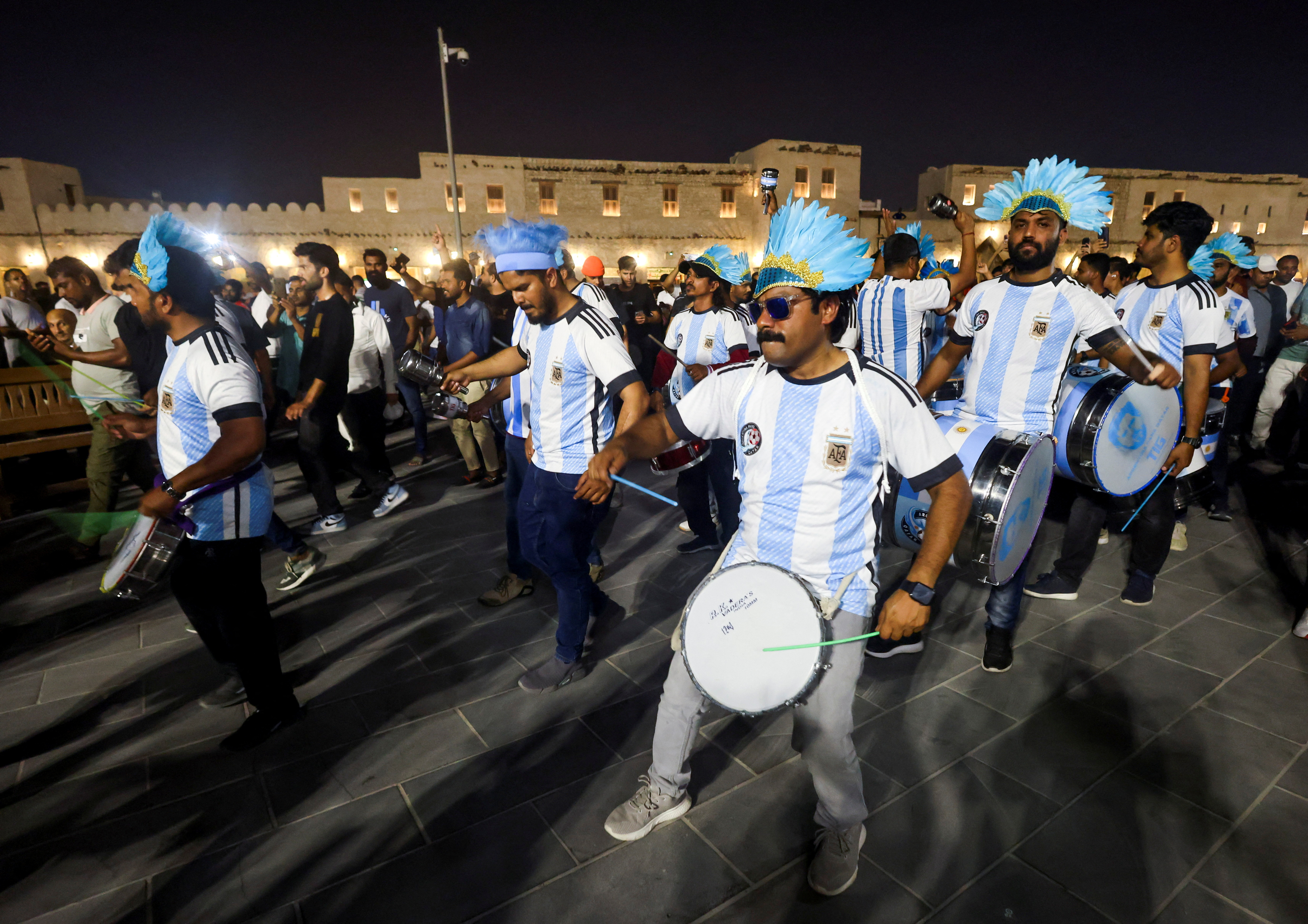 Fanáticos apoyando a Argentina en Doha (Reuters)