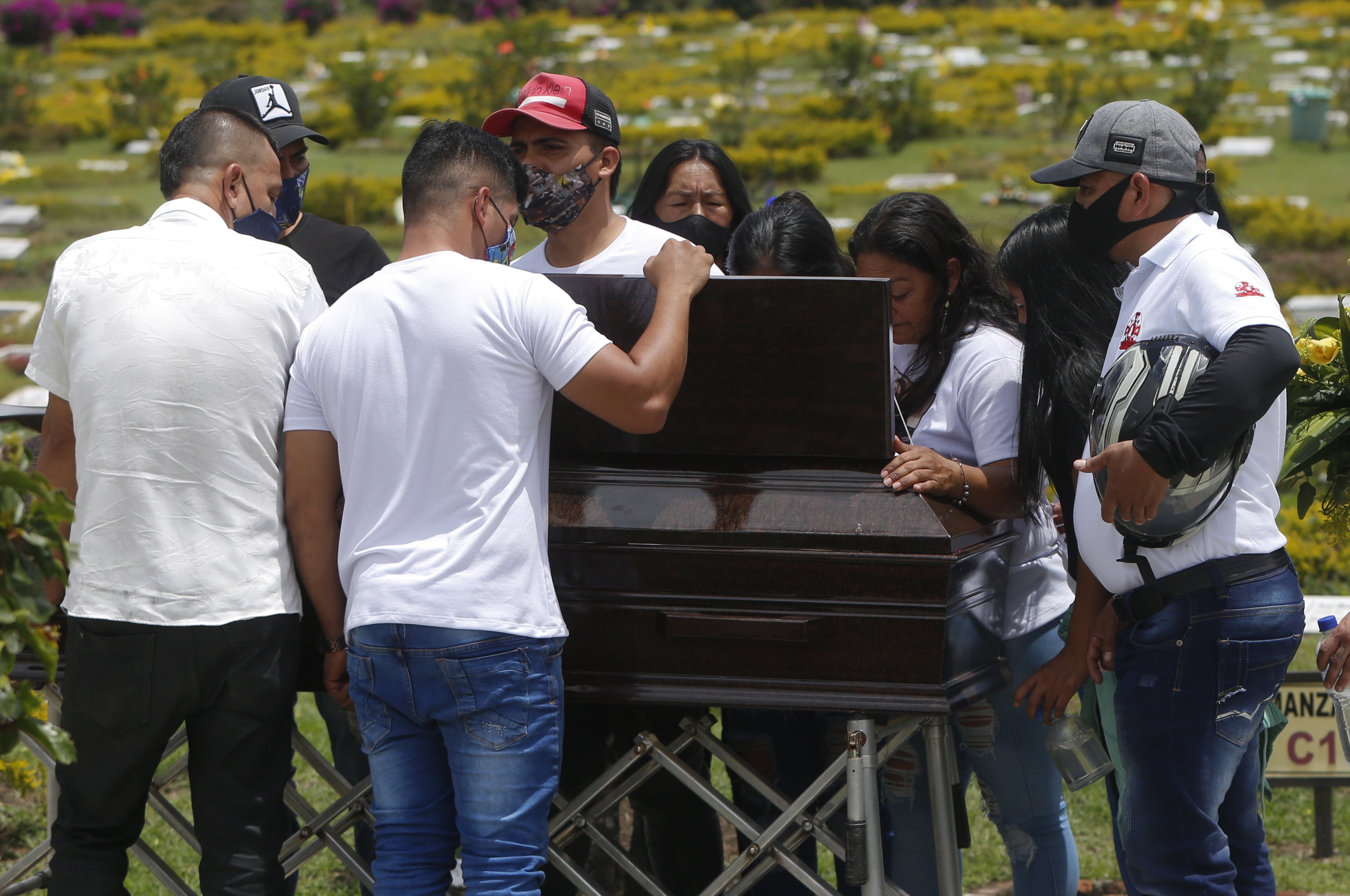 Familiares y amigos de Yoimar Muñoz, quien fue asesinado en una masacre en la provincia del Cauca, rodean su féretro en su funeral, en Popayán (Colombia). EFE/Ernesto Guzmán Jr.
