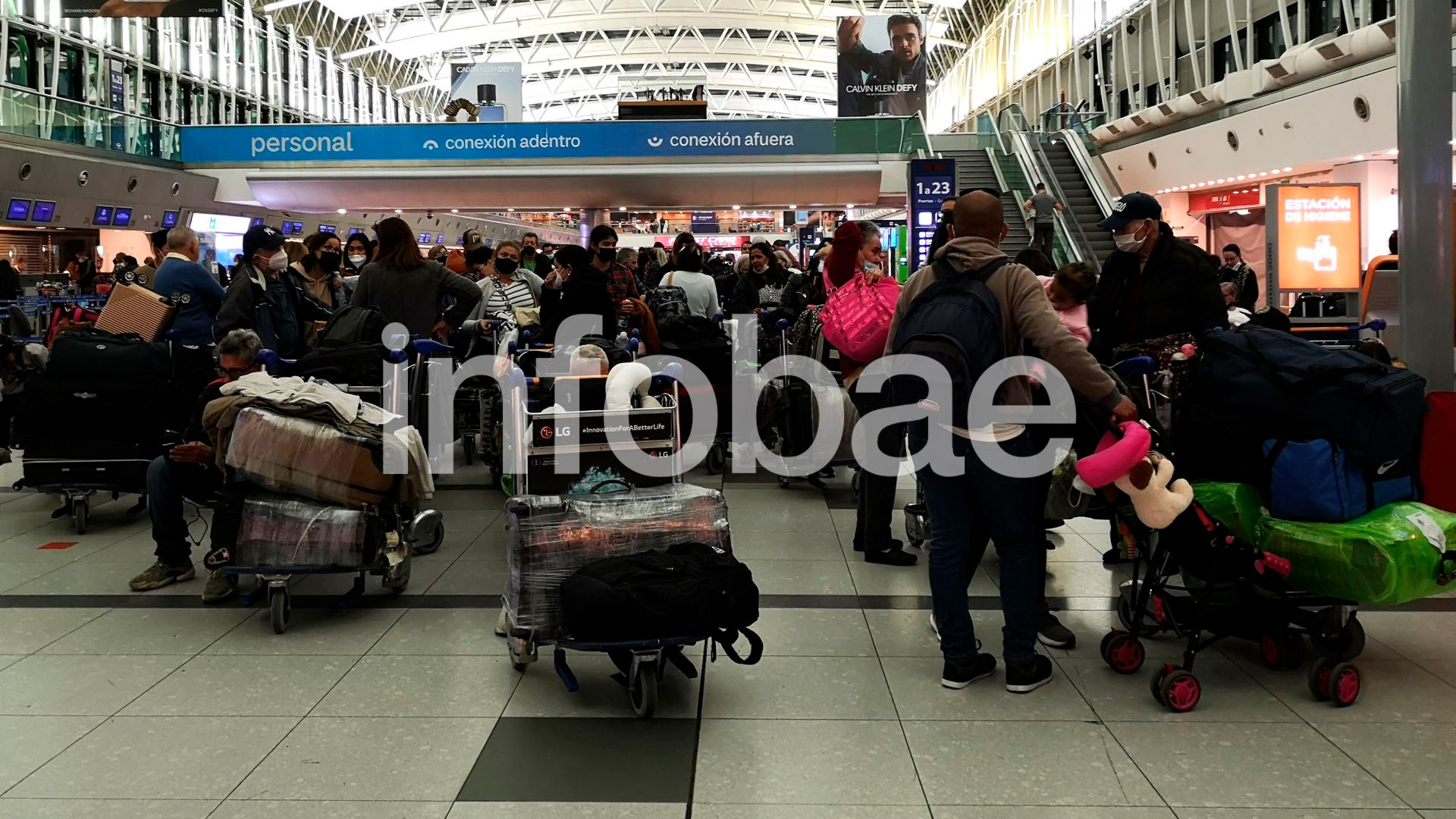 Varios de los pasajeros varados partieron esta tarde rumbo a Bolivia (Fotos; Gustavo Gavotti)