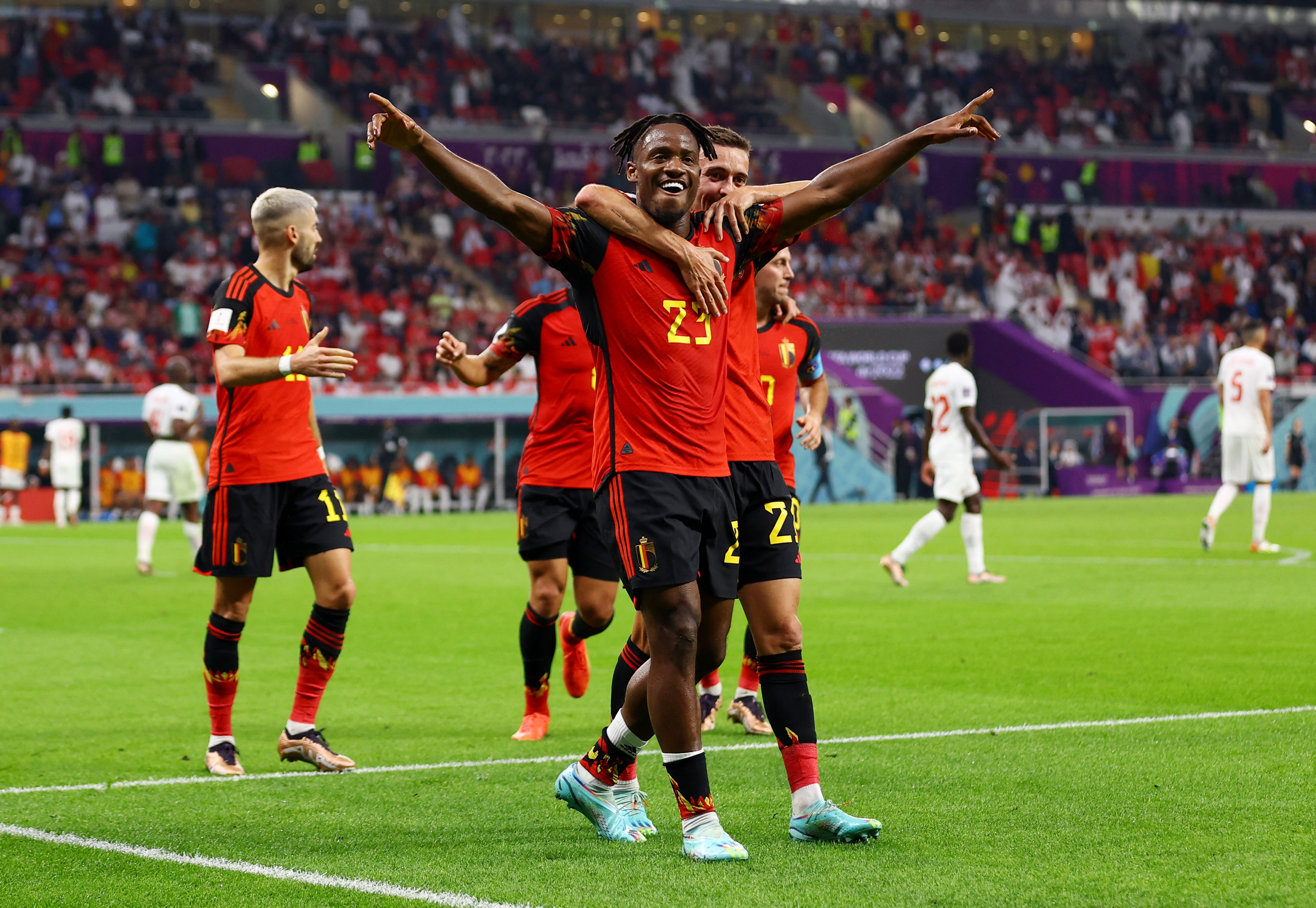 Michy Batshuayi festeja el primer gol de Bélgica ante Canadá en la primera fecha del Grupo F del Mundial de Qatar (REUTERS/Siphiwe Sibeko)