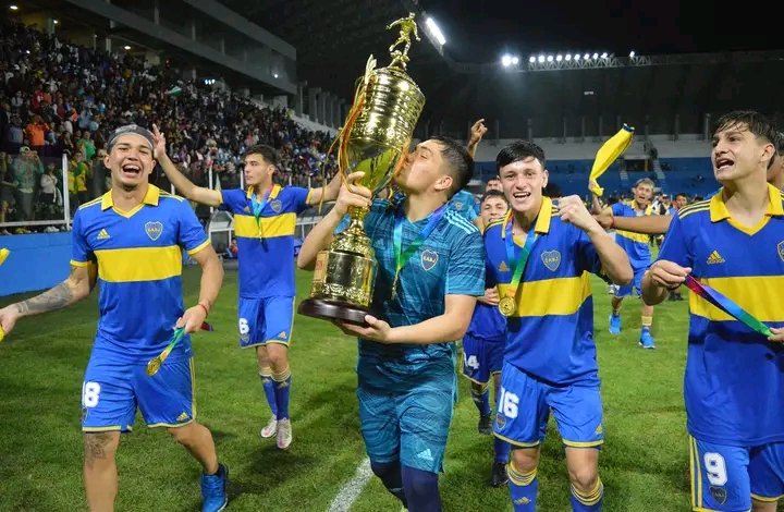 Los juveniles de Boca Juniors celebran con el trofeo ganado ante River Plate en Bolivia (Crédito: @GolCalizaya1)