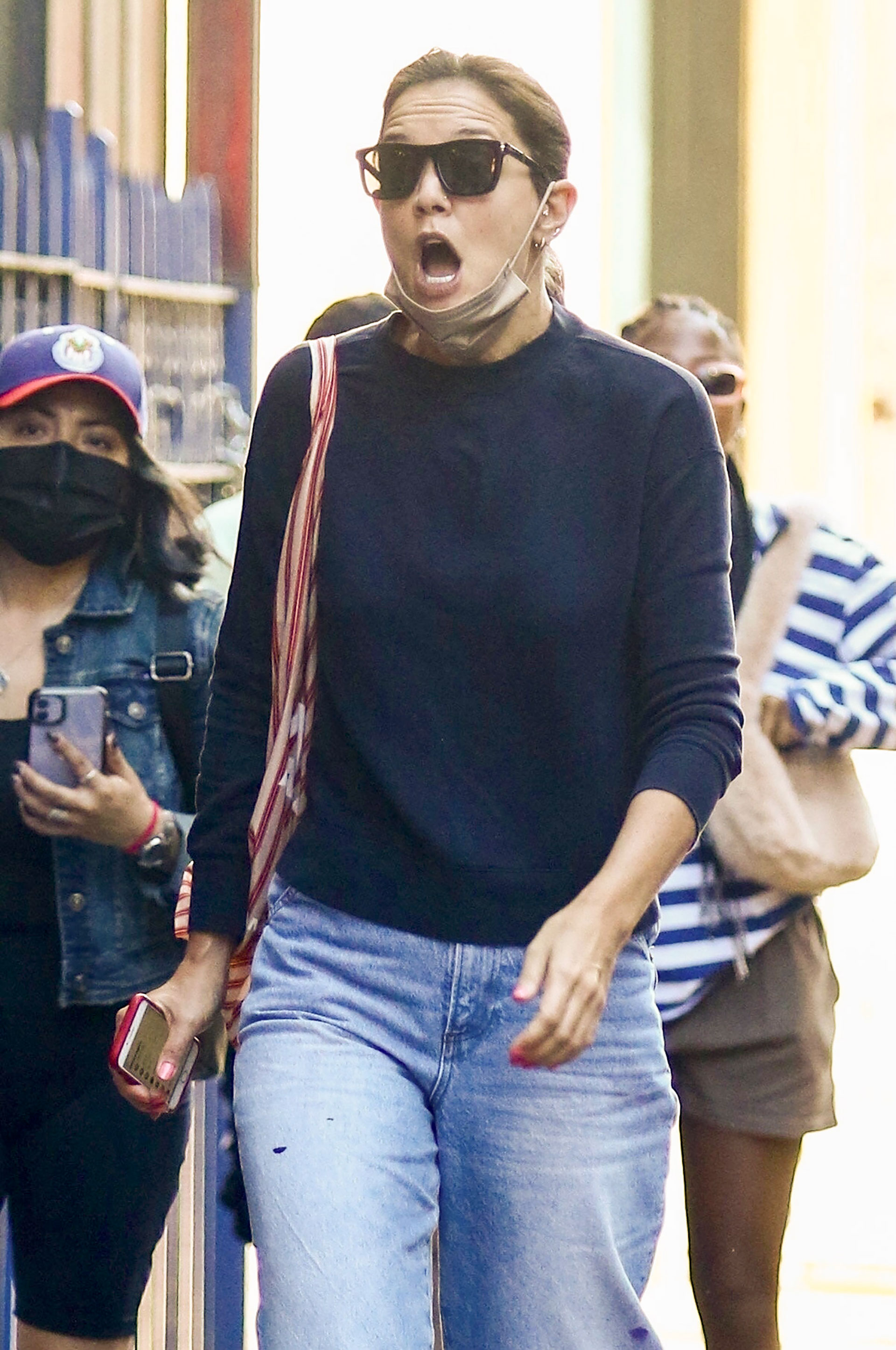 Katie Holmes fue fotografiada durante un paseo por las calles de Nueva York y mientras hacía un show de gestos con su cara. La actriz llevó un jean, un sweater azul, una cartera a rayas, lentes de sol y su tapabocas sobre la pera (Fotos: The Grosby Group)
