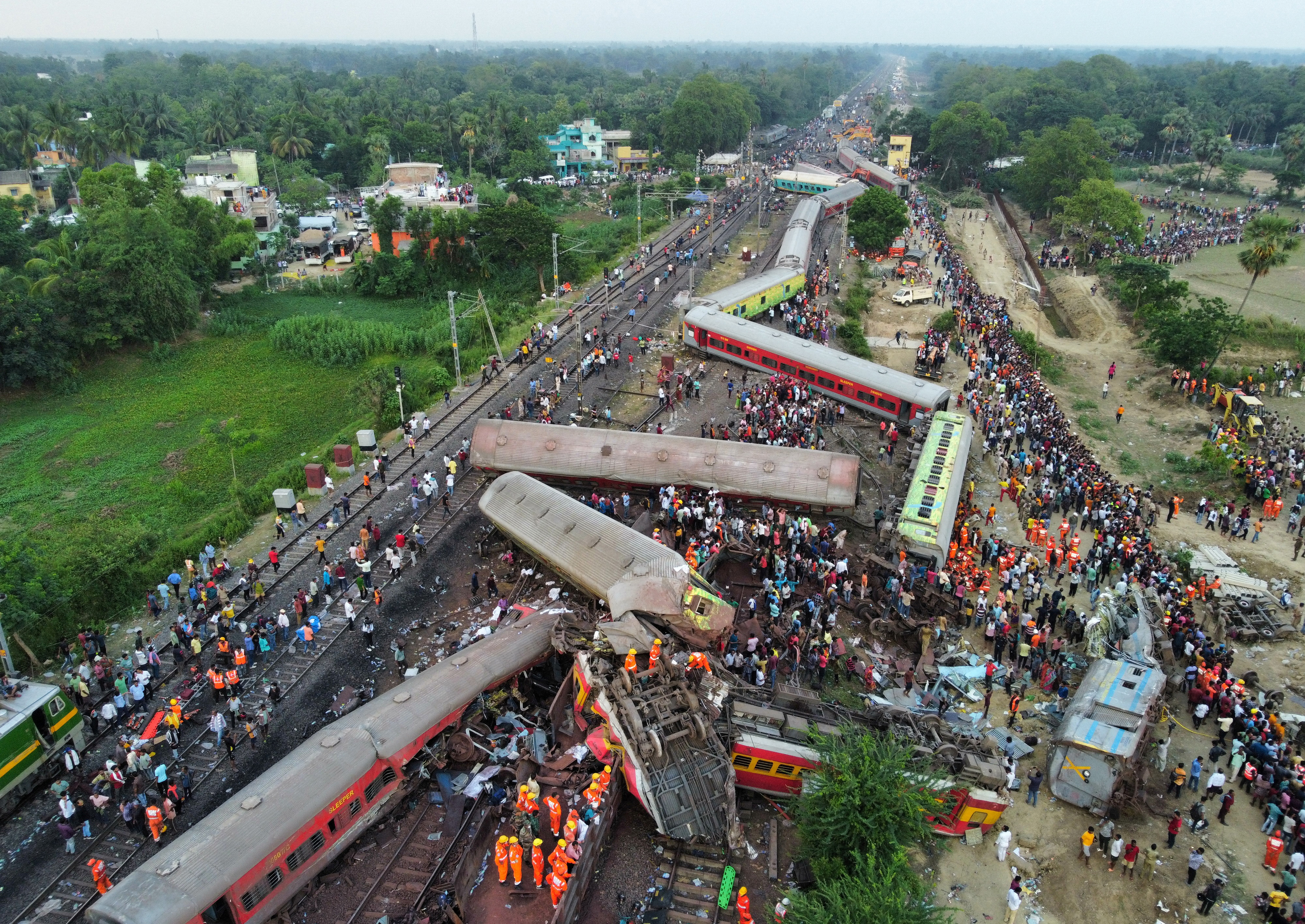 Tragedia en la India: un fallo en el sistema de señalización causó el choque de tres trenes que dejó casi 300 muertos