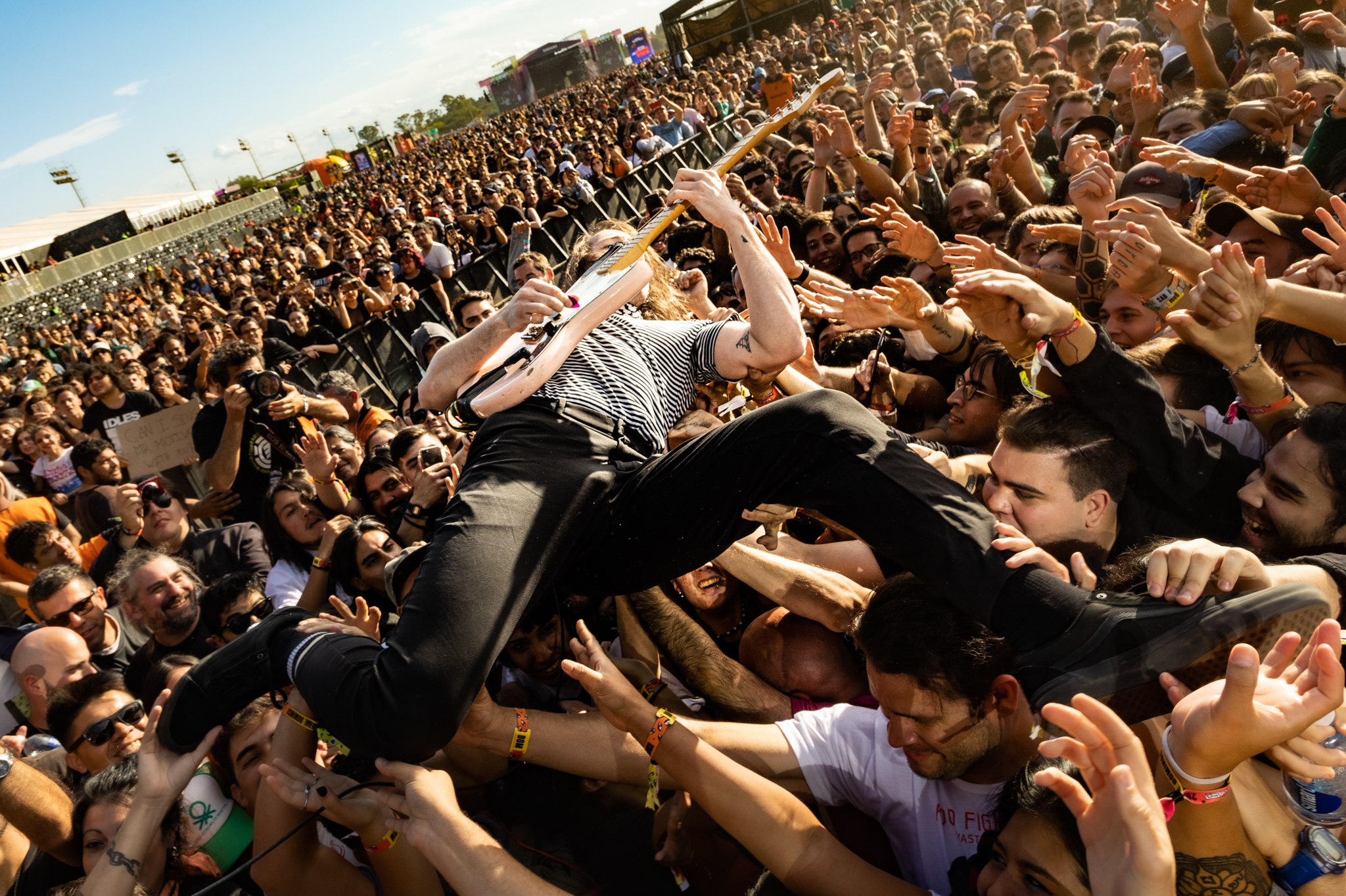 Lee Kiernan, guitarrista de Idles en la primera jornada de Lollapalooza Argentina, el 20 de marzo. En los tres días del festival hubo 300 mil personas