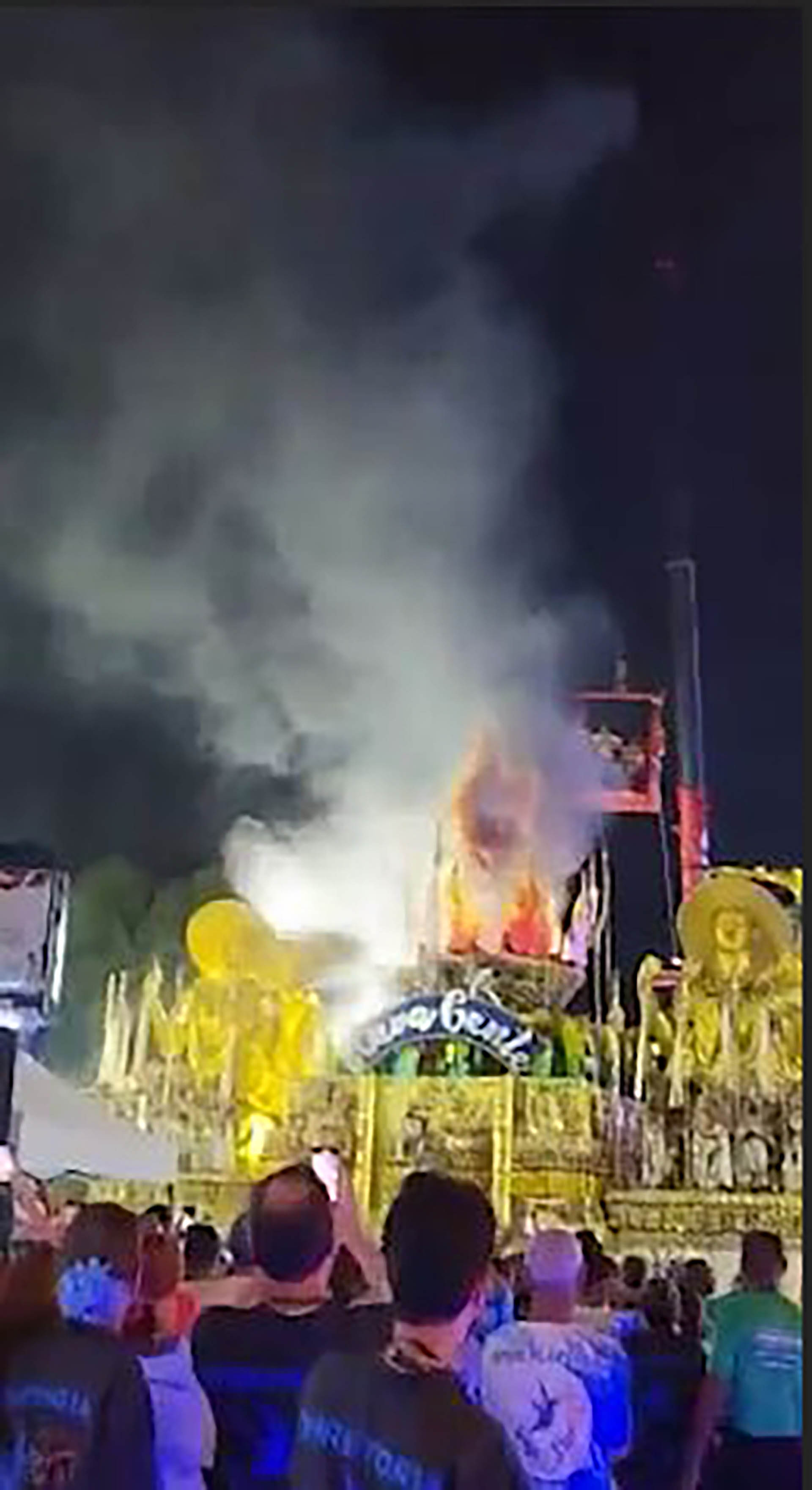 El Dramático Momento En Que Se Prende Fuego Una Carroza En El Carnaval De Río De Janeiro Infobae 1701