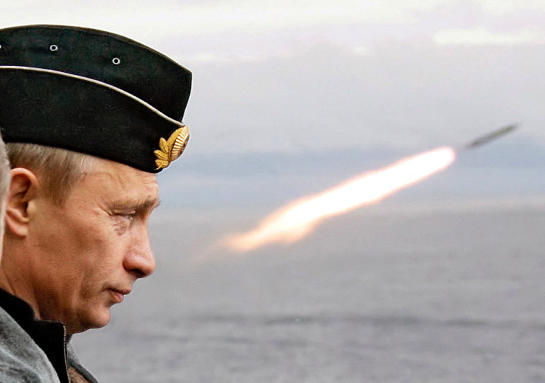 El presidente ruso Putin observa el lanzamiento de un misil durante los ejercicios navales en el norte del Ártico de Rusia a bordo del crucero de misiles nucleares Pyotr Veliky. (Reuters/archivo)