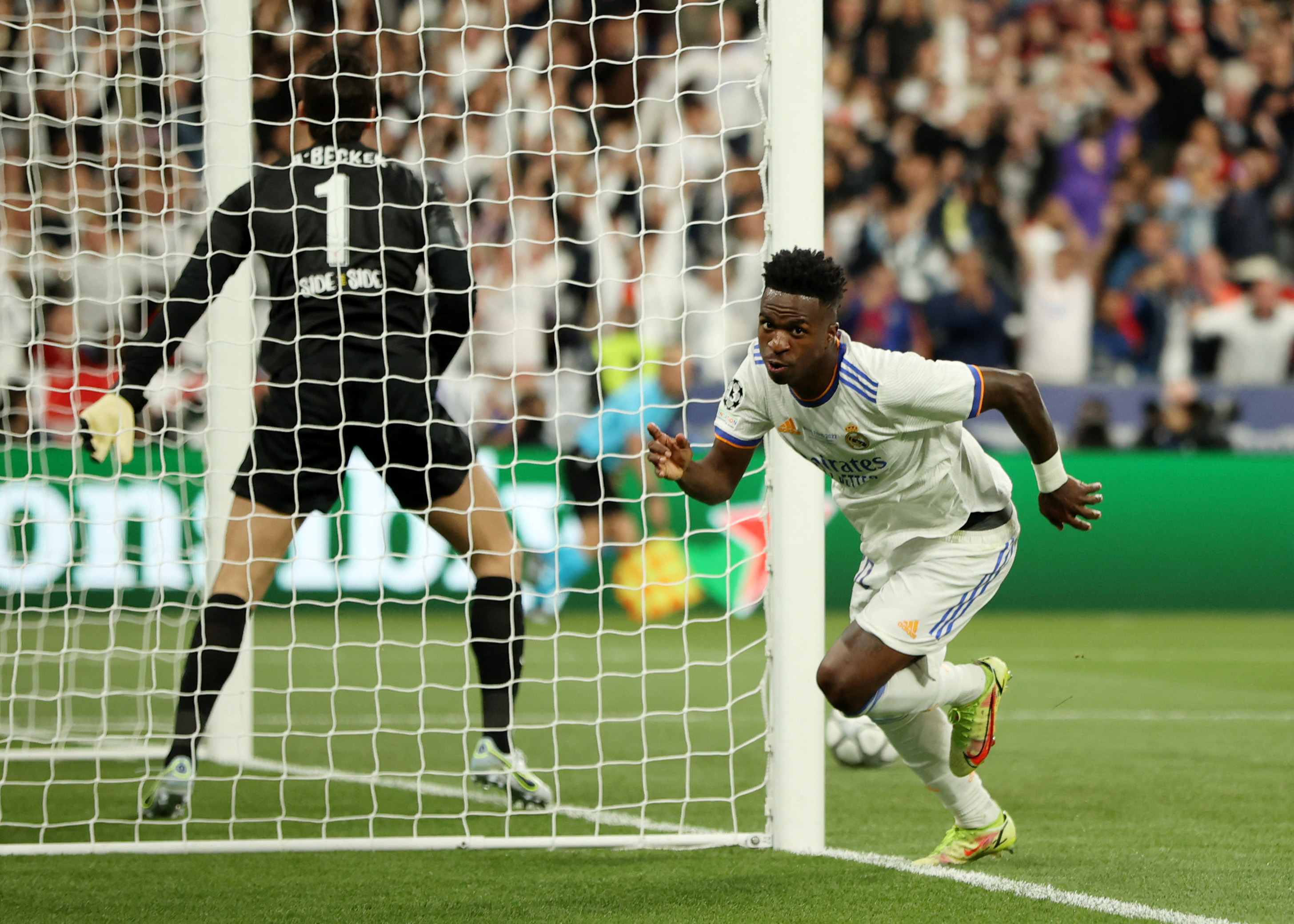 Vinicius Junior celebra el gol que puso en ventaja al Real Madrid ante Liverpool en la final de la Champions League.