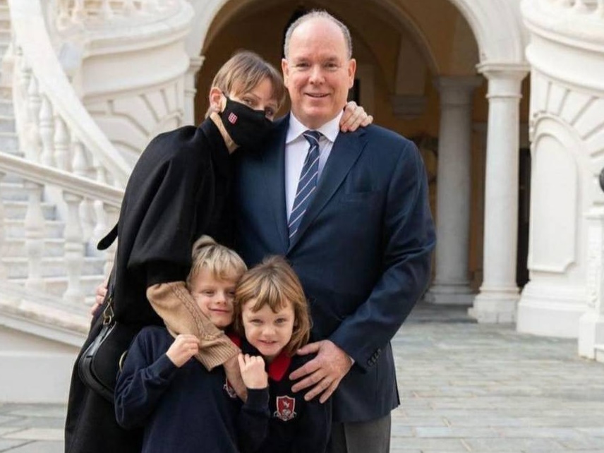 Charlene junto al príncipe Alberto y sus hijos (Foto: Famila Real Mónaco)