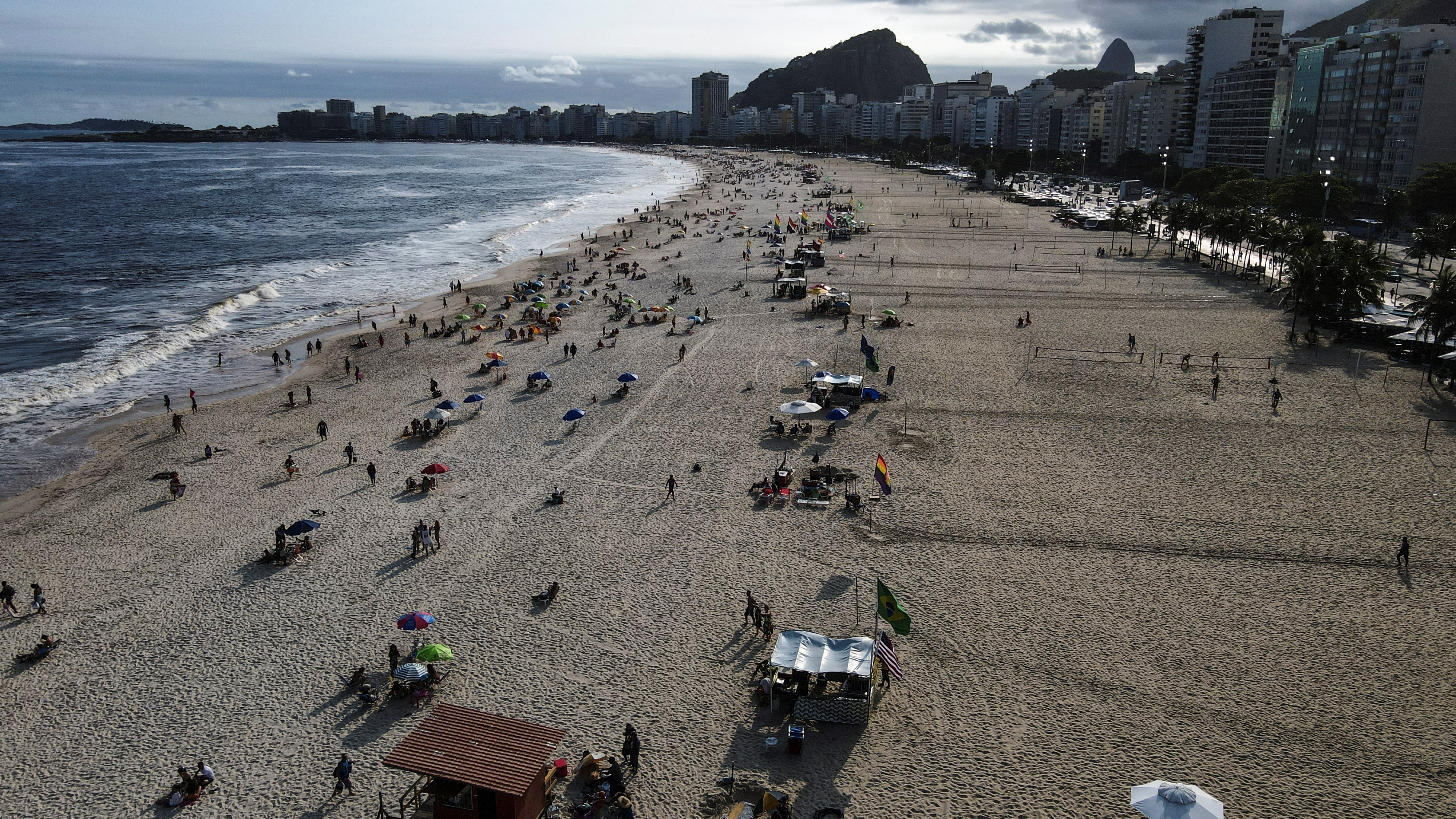 Turistas en la playa de Copacabana en Río de Janeiro (EFE/Antonio Lacerda/Archivo)