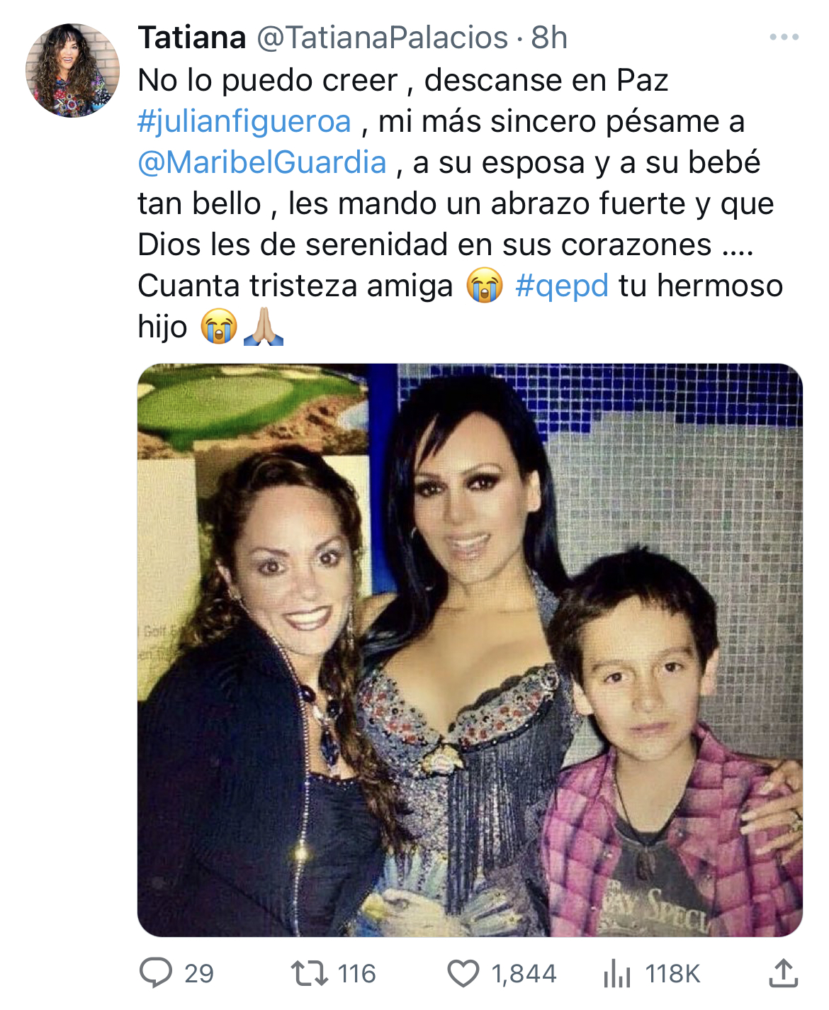 Tatiana publicó en Twitter un mensaje con una imagen acompañada de Maribel Guardia y Julián Figueroa (Captura de pantalla Twitter @TatianaPalacios)
