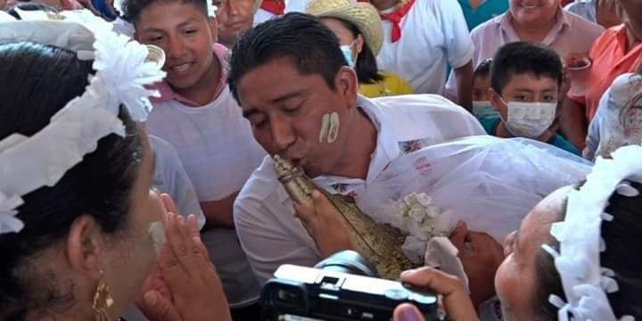 Alcalde de un municipio en Oaxaca se casó con un reptil en un ritual ancestral 
