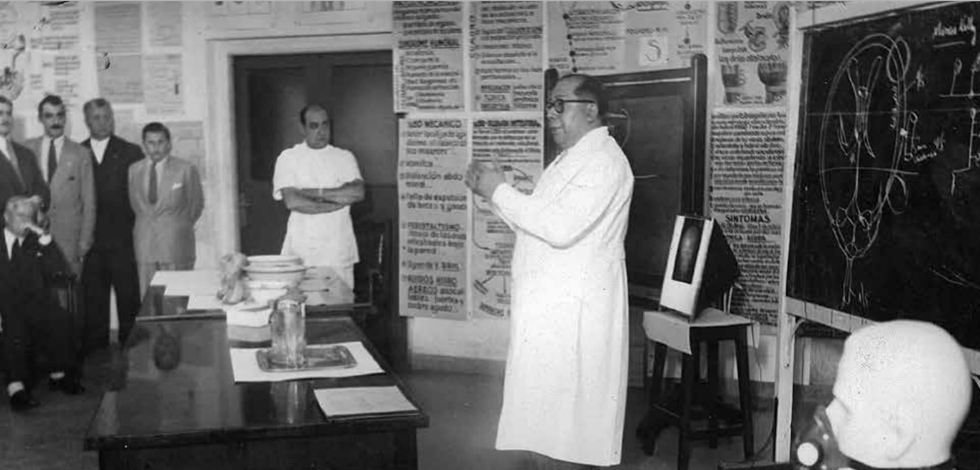 Fue profesor universitario en la Facultad de Medicina, donde llegó a ser decano interino en 1945. Fotografía Ministerio de Cultura