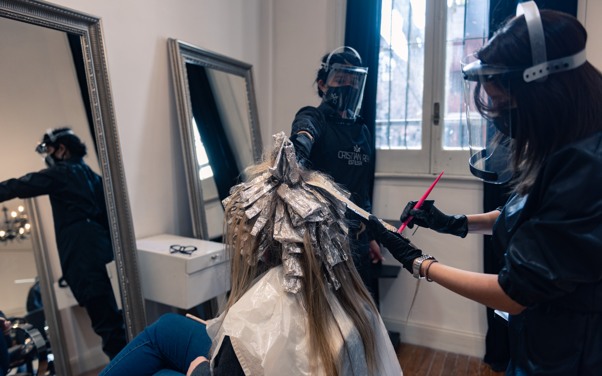 Cada estilista debe atender a un cliente por vez, se terminó el multitasking