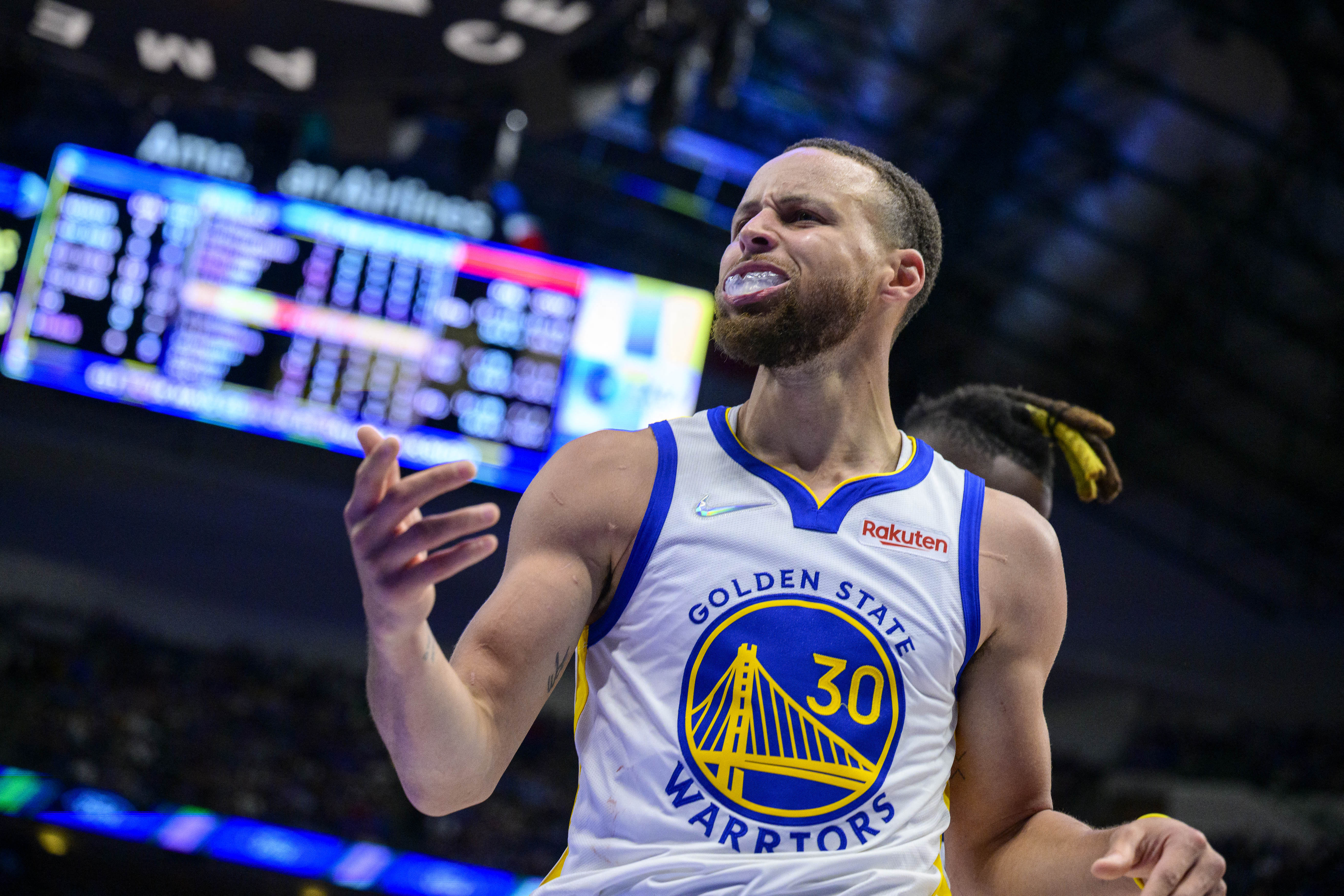 Con una brillante actuación de Stephen Curry, Golden State Warriors se impuso ante Dallas Mavericks y quedó a un paso de las finales de la NBA