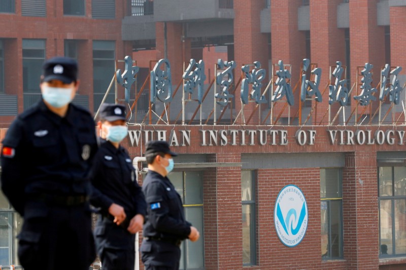 Imagen de archivo de personal de seguridad vigilando el Instituto de Virología de Wuhan (Foto: REUTERS)