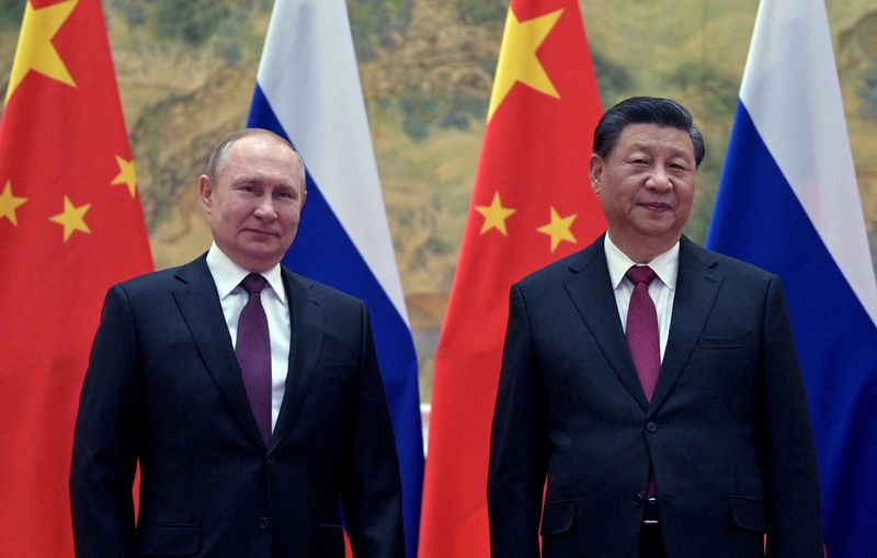 Foto de archivo del Presidente ruso Vladimir Putin junto a su par chino Xi Jinping en PekÃ­n 
Feb 4, 2022. Sputnik/Aleksey Druzhinin/Kremlin via REUTERS/