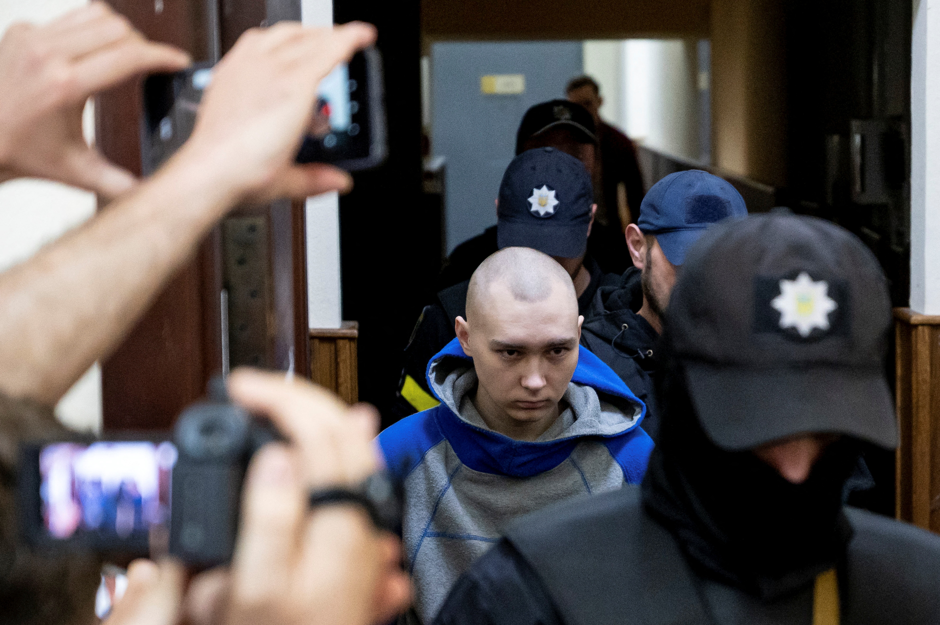 El soldado ruso Vadim Shyshimarin, de 21 años, sospechoso de violar las leyes y normas de la guerra, llega a una audiencia judicial, en medio de la invasión rusa de Ucrania, en Kiev (Reuters)