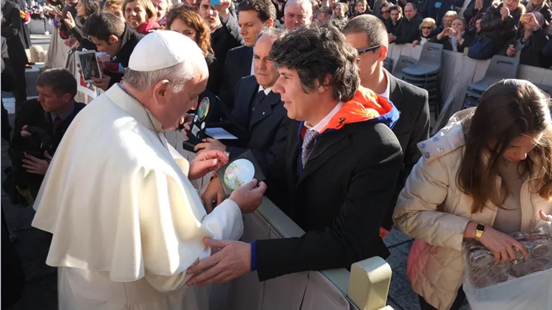 Maxi Trusso el día que le entregó el CD al Papa Francisco con el himno que compuso, material que fue a beneficio de la Fundación Scholas Occurrentes
