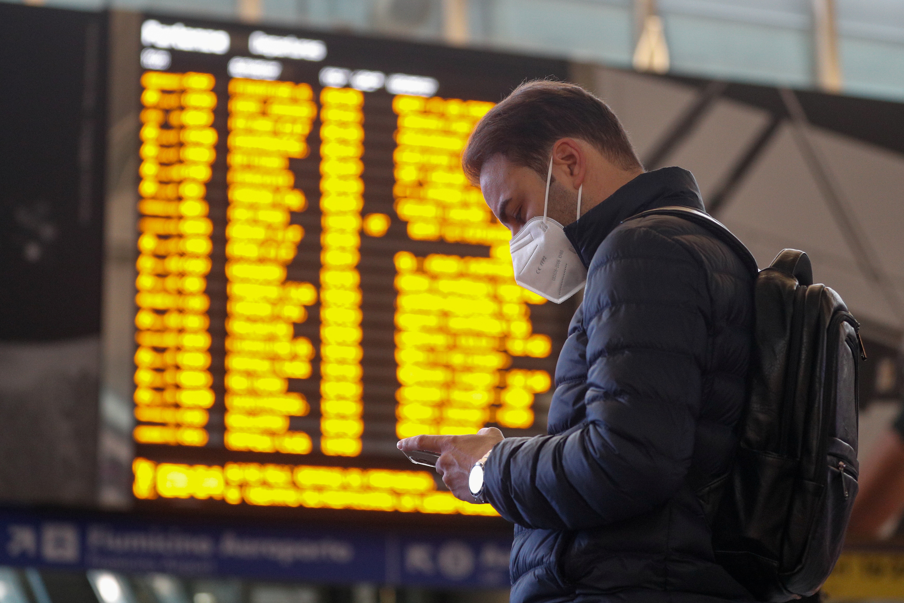 La mascarilla también deja de ser obligatoria en los aeropuertos de Estados Unidos. REUTERS/Guglielmo Mangiapane