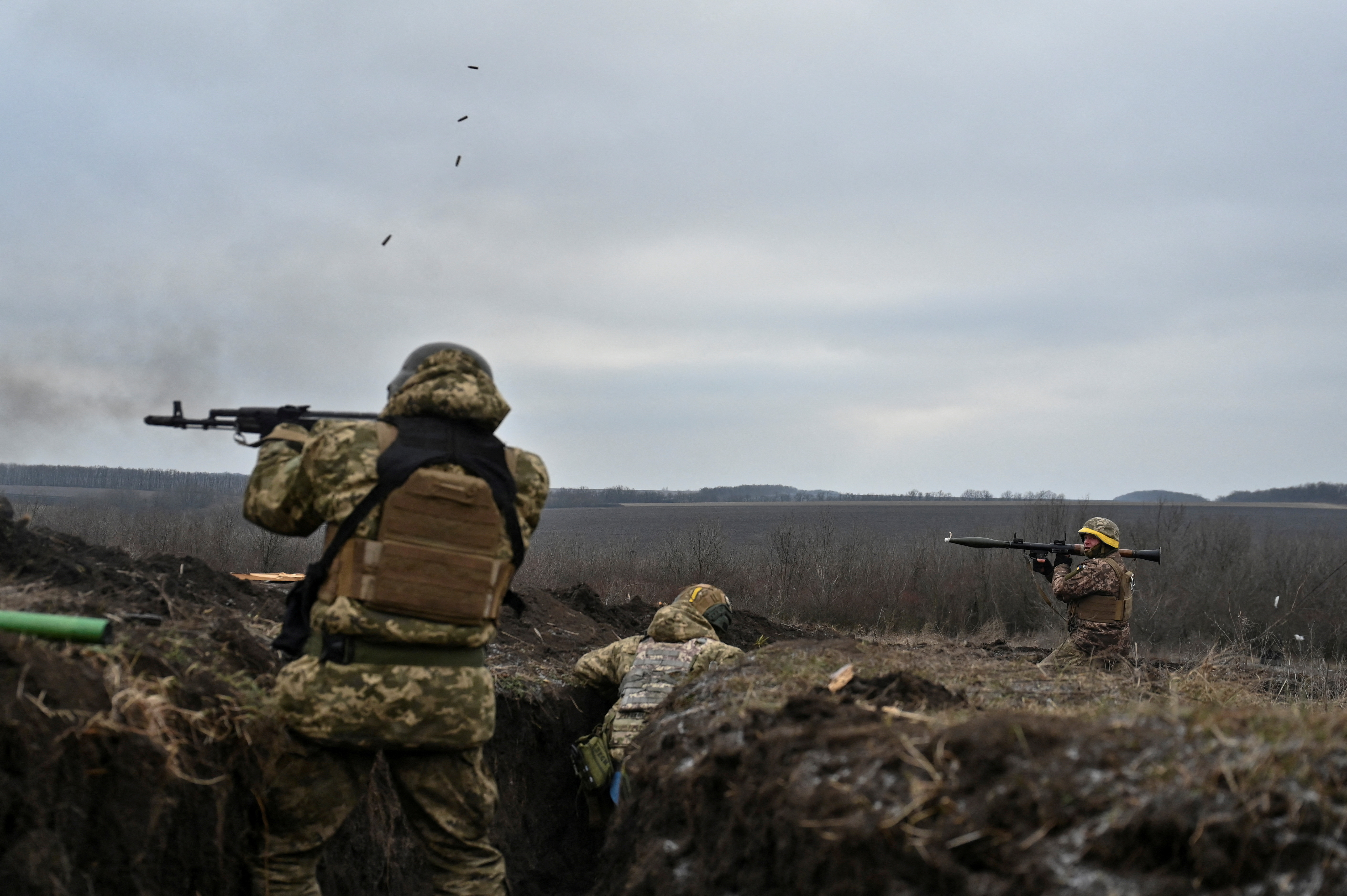 Los miembros del servicio ucraniano asisten a simulacros de ofensiva y asalto, en medio del ataque de Rusia a Ucrania, en la región de Zaporizhzhia. REUTERS/Stringer
