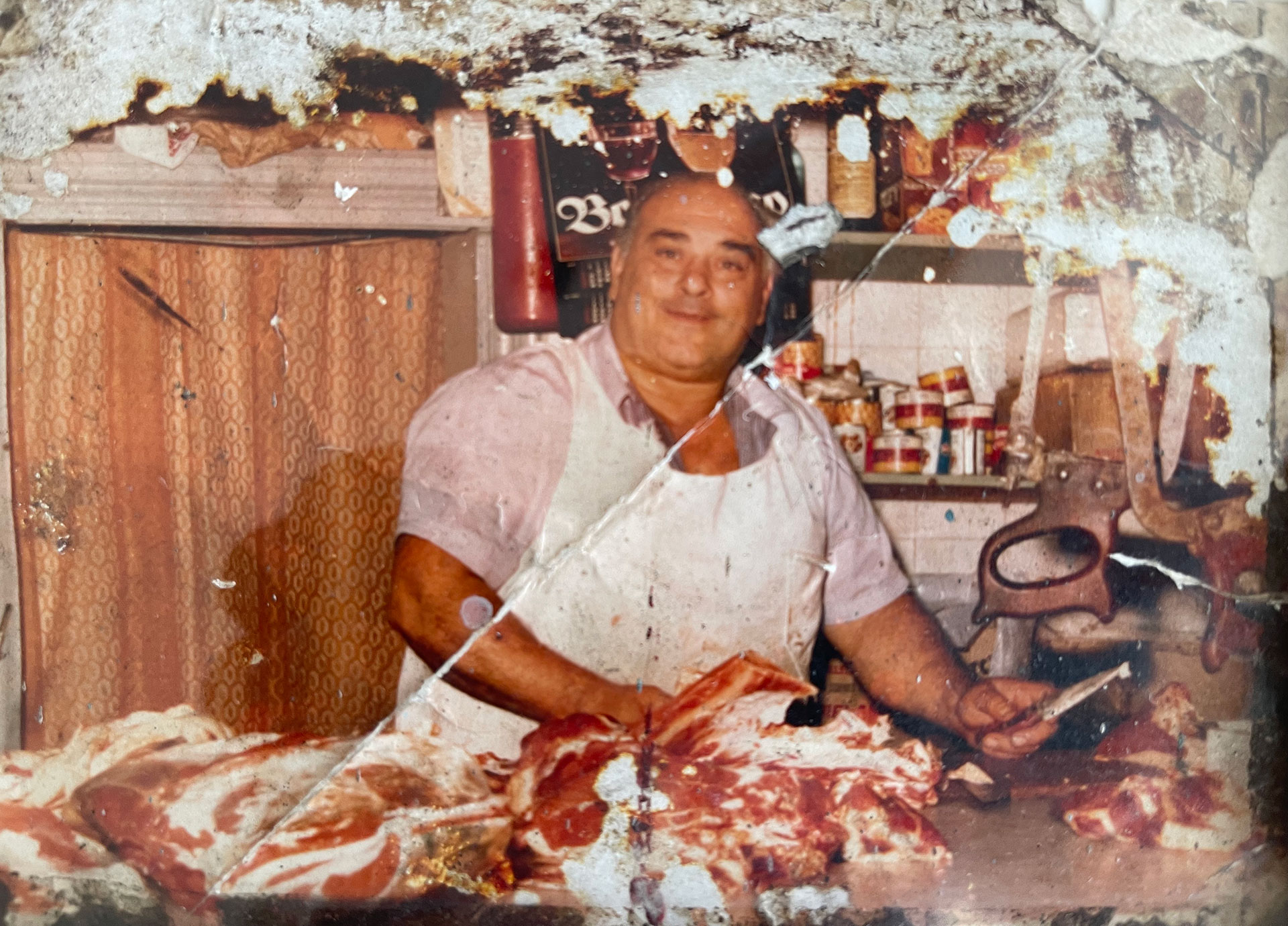 José Muscari, papá de José María, atendiendo el local (verdulería y carnicería) que supo tener en el barrio de Devoto y luego en Flores, donde vivieron