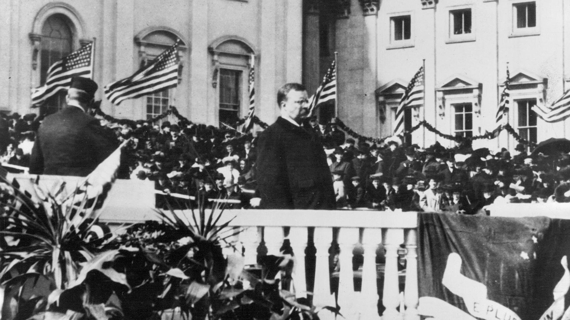 Theodore Roosevelt pronunciaba su discurso inaugural en 1905. Tenía 42 años cuando asumió la presidencia tras el asesinato de William McKinley en 1901 (AP)