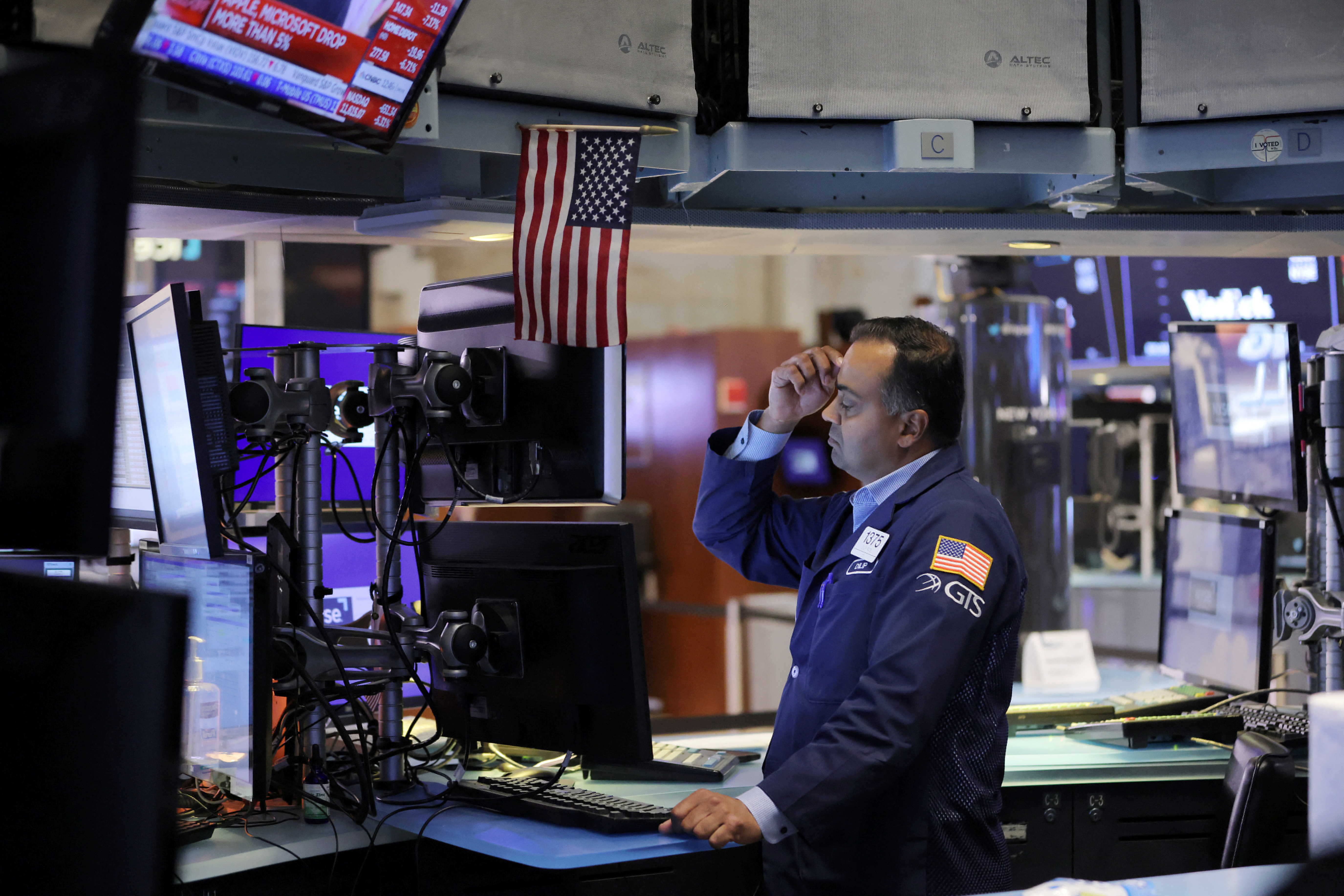 Un trabajador en la Bolsa de Valores de Nueva York (REUTERS/Andrew Kelly)