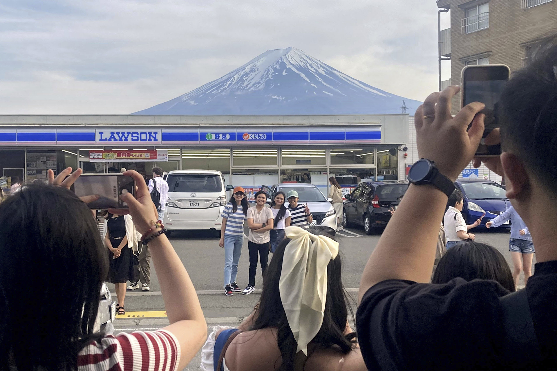 Una ciudad japonesa construirá una pantalla que bloquea la vista del monte Fuji para evitar la concentración de turistas indisciplinados