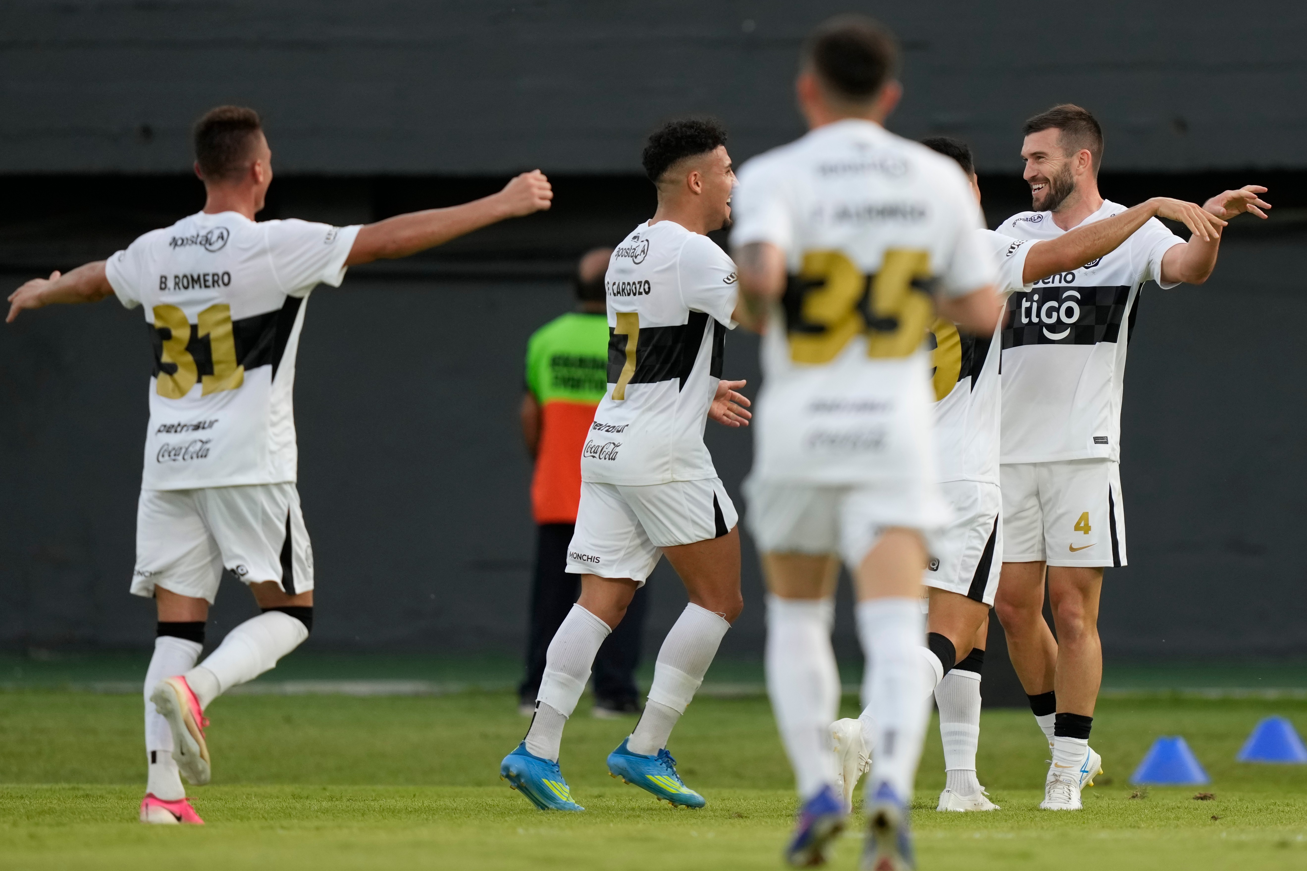 El golazo de Tim Payne, el fen&oacute;meno viral del Mundial, en su debut como jugador de Olimpia de Paraguay: 