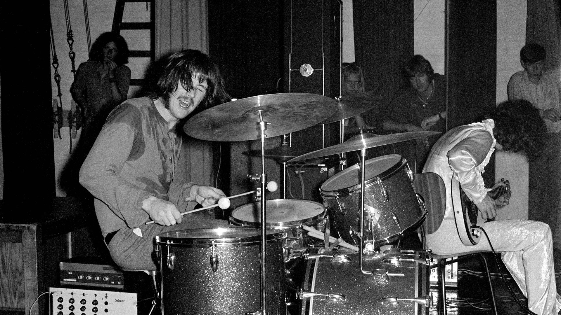 John Bonham y Jimmy Page en 1968 tocando en los New Yardbirds. merses después conformarían Led Zeppelin (Photo by Jorgen Angel/Redferns)