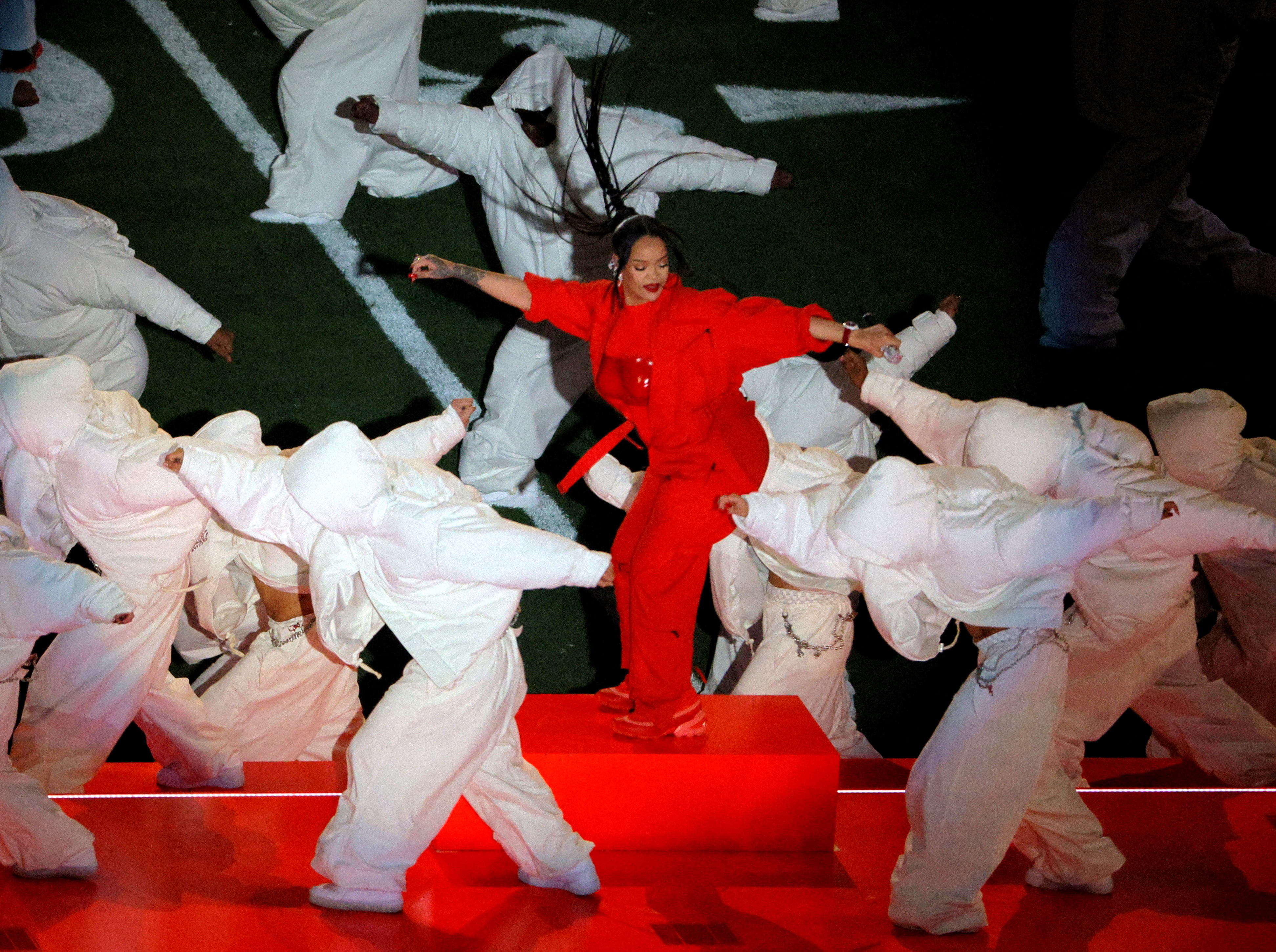 Además del inigualable talento de Rihanna, su show se caracterizó por sus sencillas coreografías. (Foto: REUTERS/Caitlin O'hara)