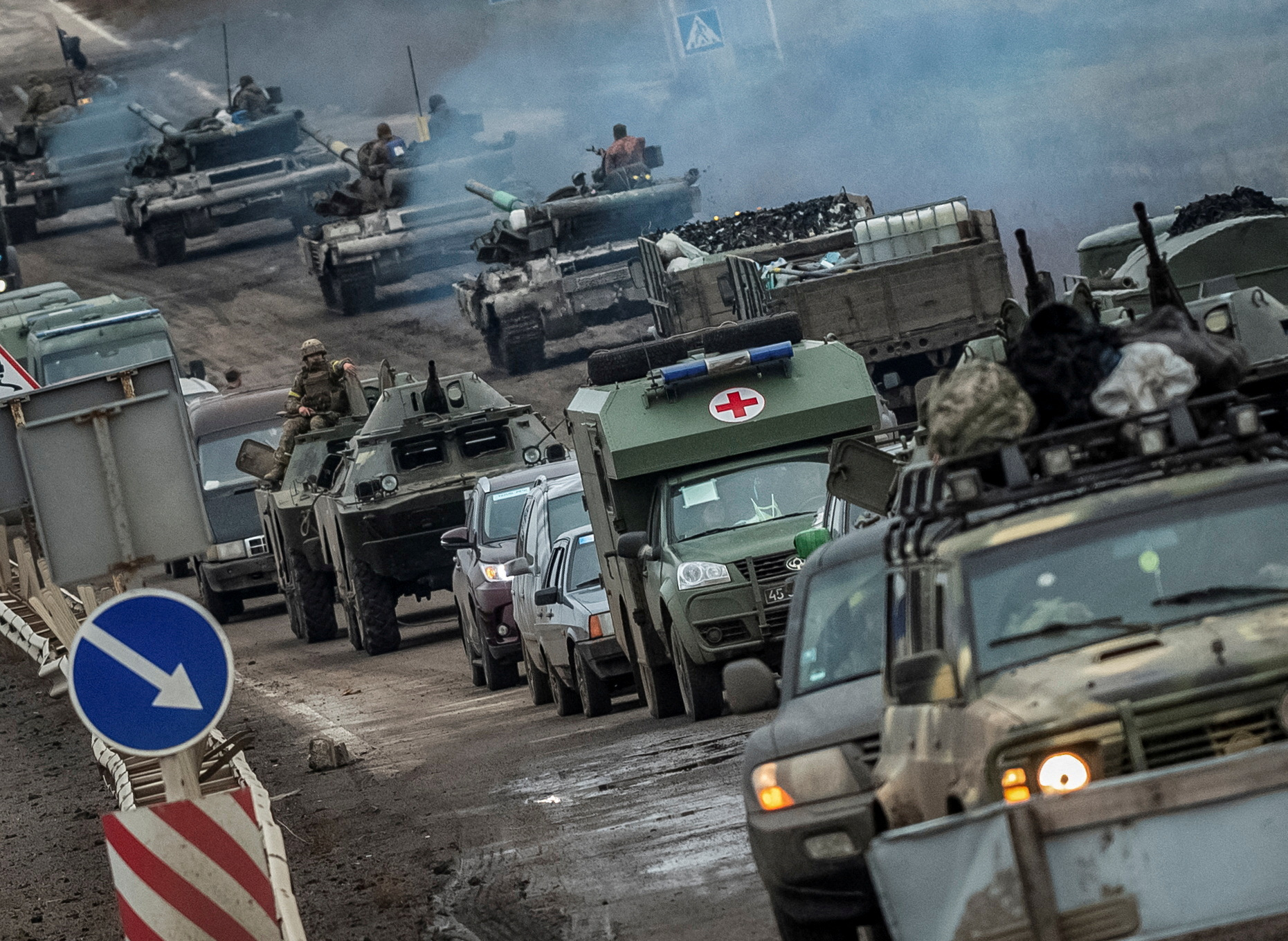 Ukrainian tanks and military vehicles on a road in the Kherson region (REUTERS/Viacheslav Ratynskyi)