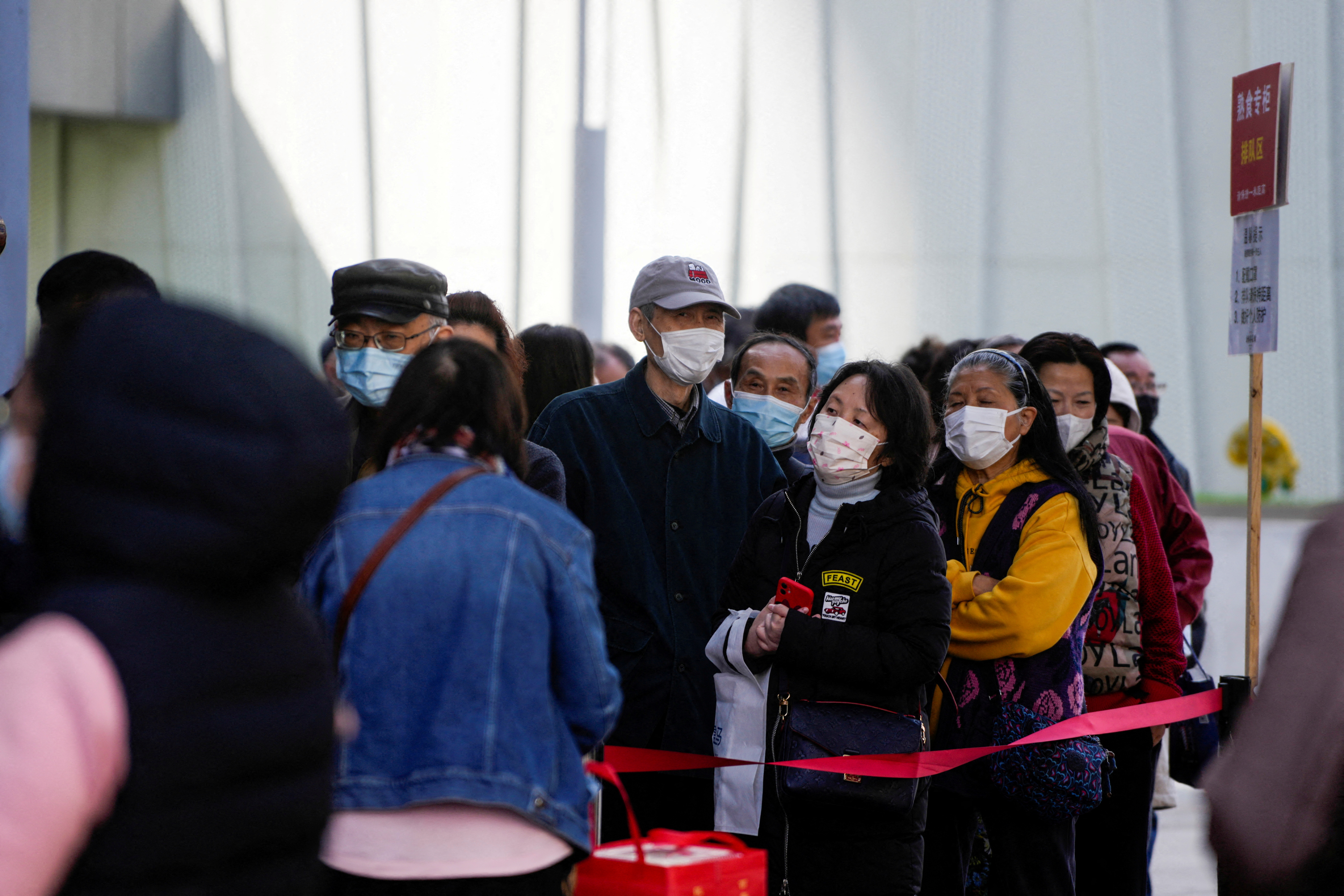 FOTO DE ARCHIVO: La gente hace fila para comprar alimentos en una zona comercial principal tras el brote de la enfermedad por coronavirus (COVID-19) en Shanghái, China. REUTERS/Aly Song/Foto de archivo