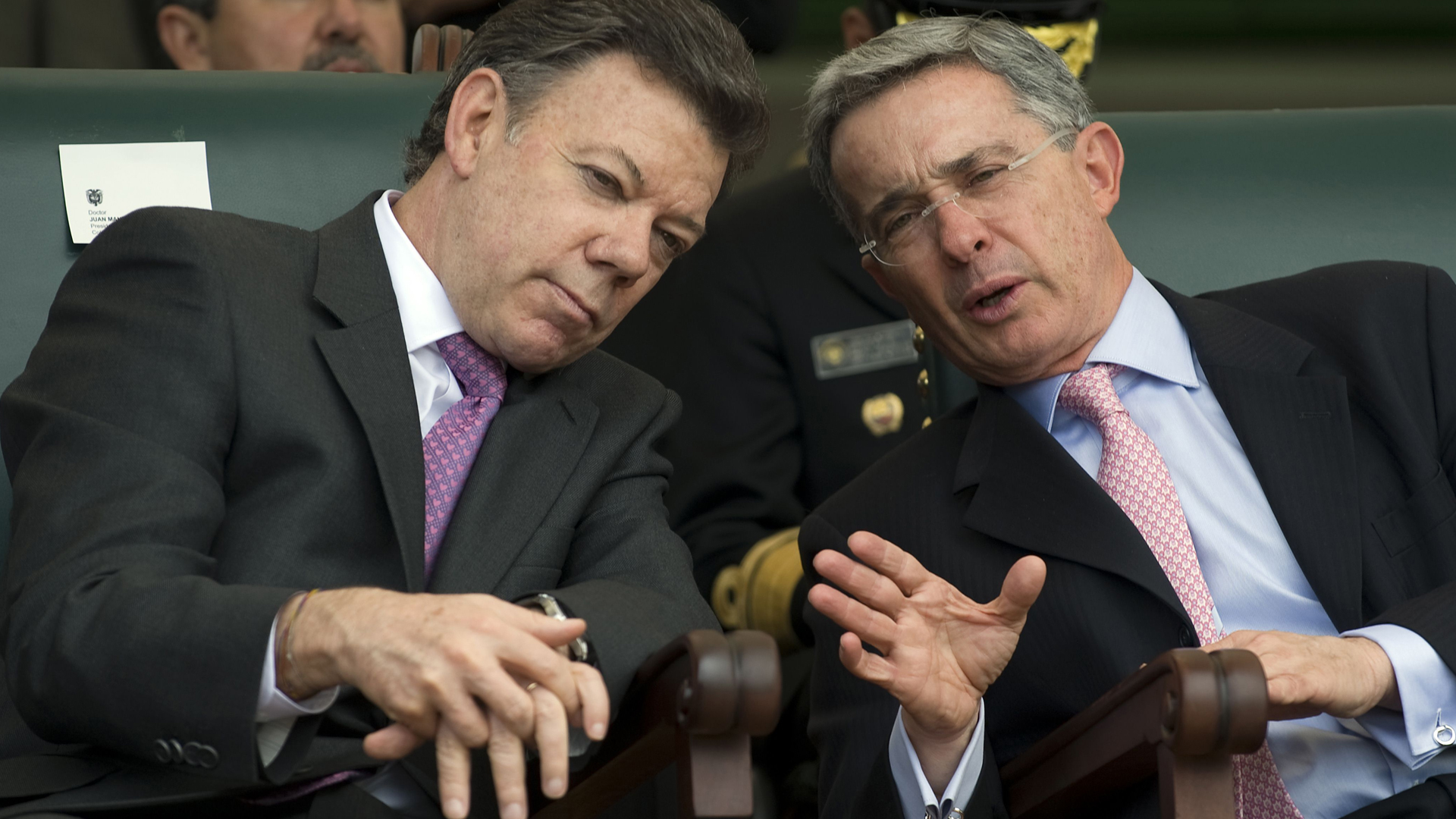 Juan Manuel Santos y Álvaro Uribe (AP)