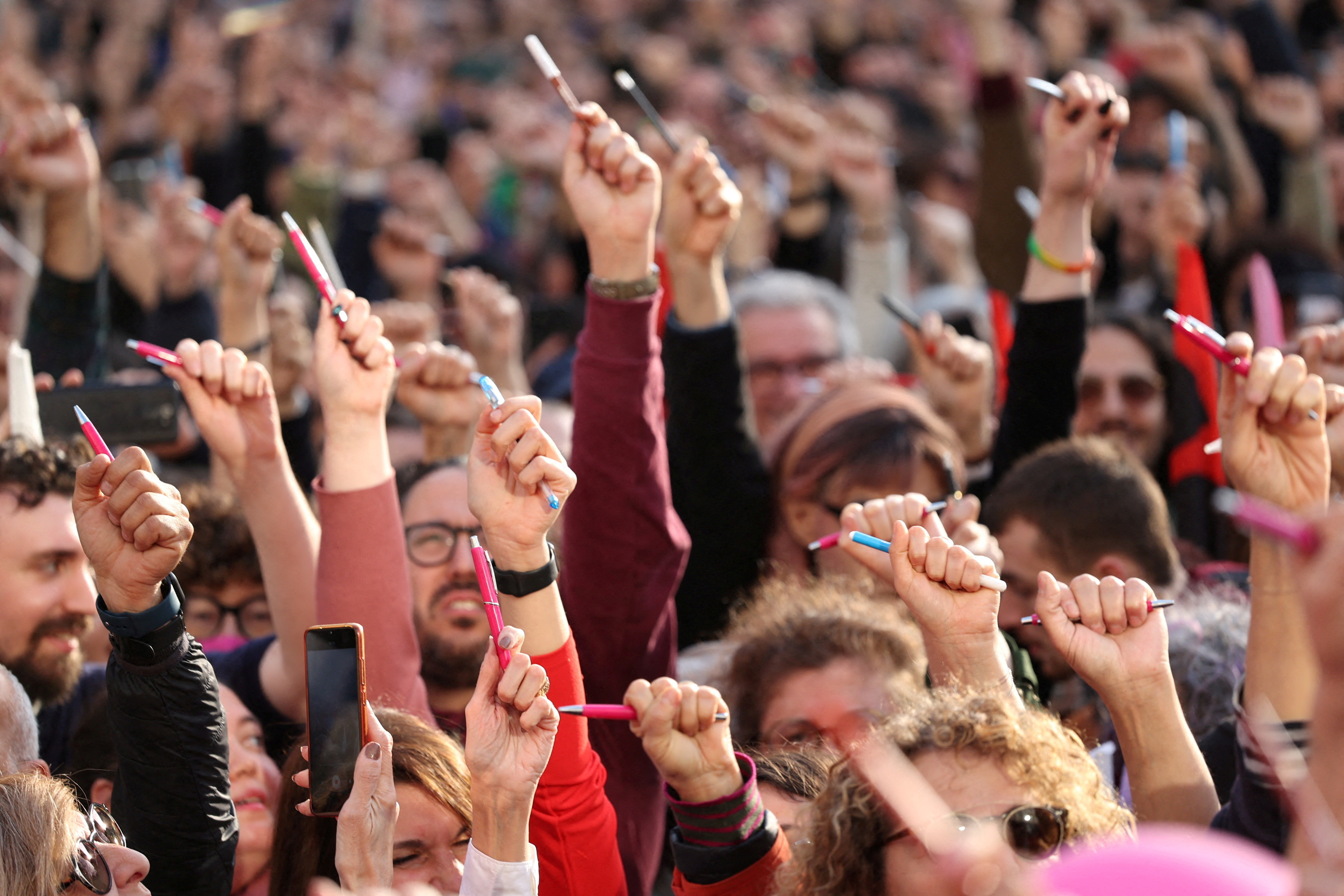 La gente sostiene bolígrafos como señal de protesta después de que el gobierno de derecha de Italia le dijo al ayuntamiento de Milán que dejara de registrar a los hijos de padres del mismo sexo en Milán, Italia, el 18 de marzo de 2023. REUTERS/Claudia Greco 