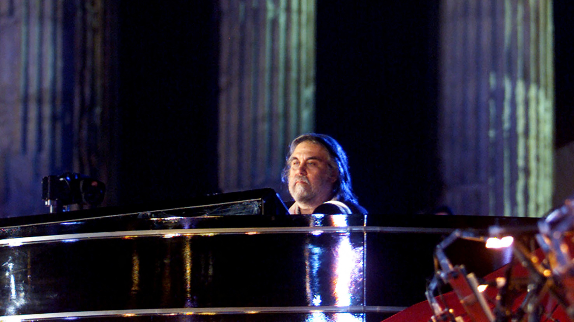 El compositor griego Vangelis se presenta durante un concierto en el Templo de Zeus en Atenas el 28 de junio de 2001 /File Photo