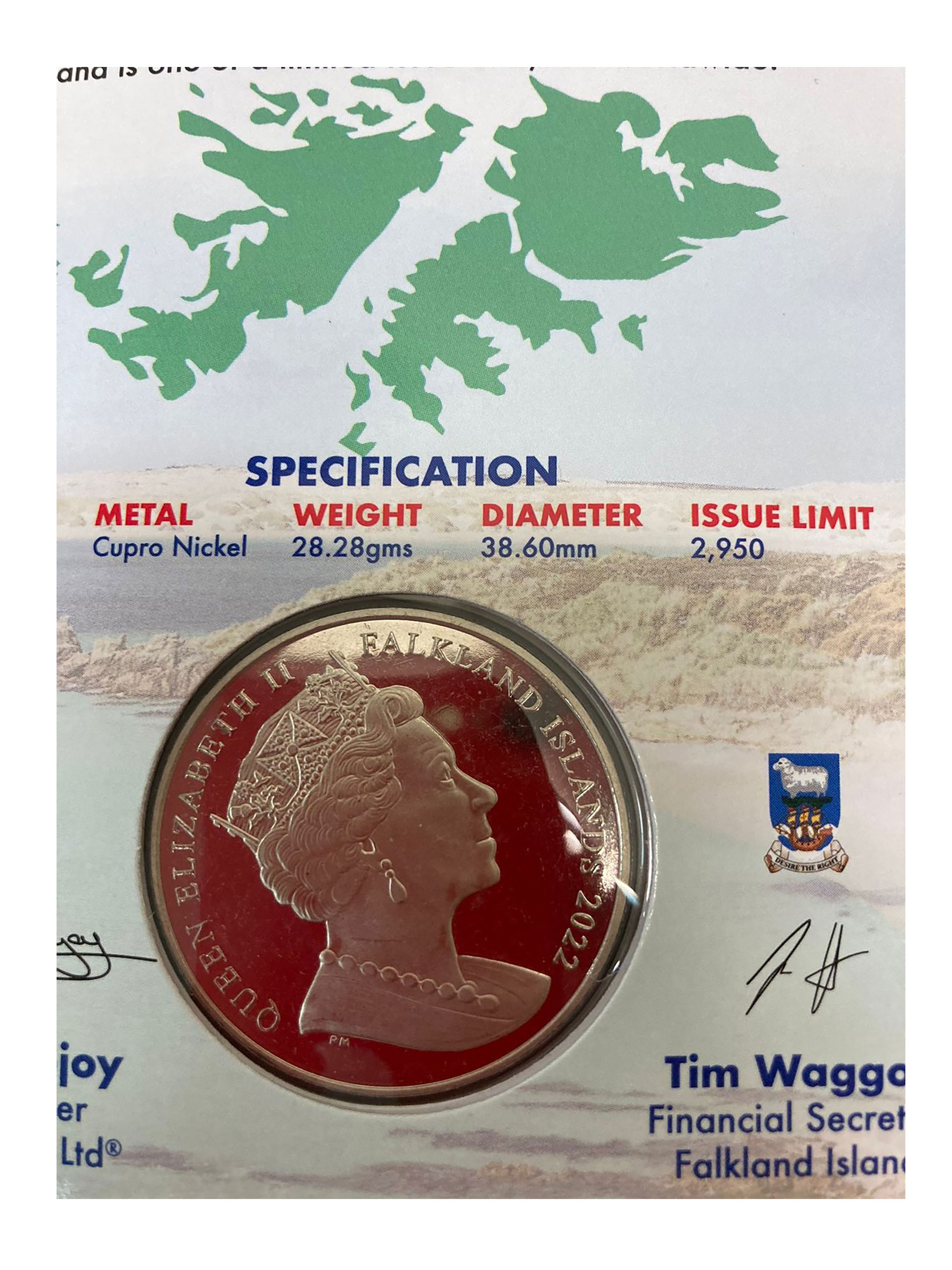 Una de las monedas acuñadas en Las Malvinas en conmemoración de la Reina Isabel II