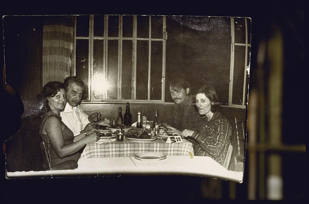 El médico nazi alemán y criminal de guerra Josef Mengele (segundo a la izquierda) durante una cena con una mujer y un hombre no identificados y la criada Elza Gulpian de Oliveira, Brasil, 1970 (Robert Nickelsberg/Getty Images)
