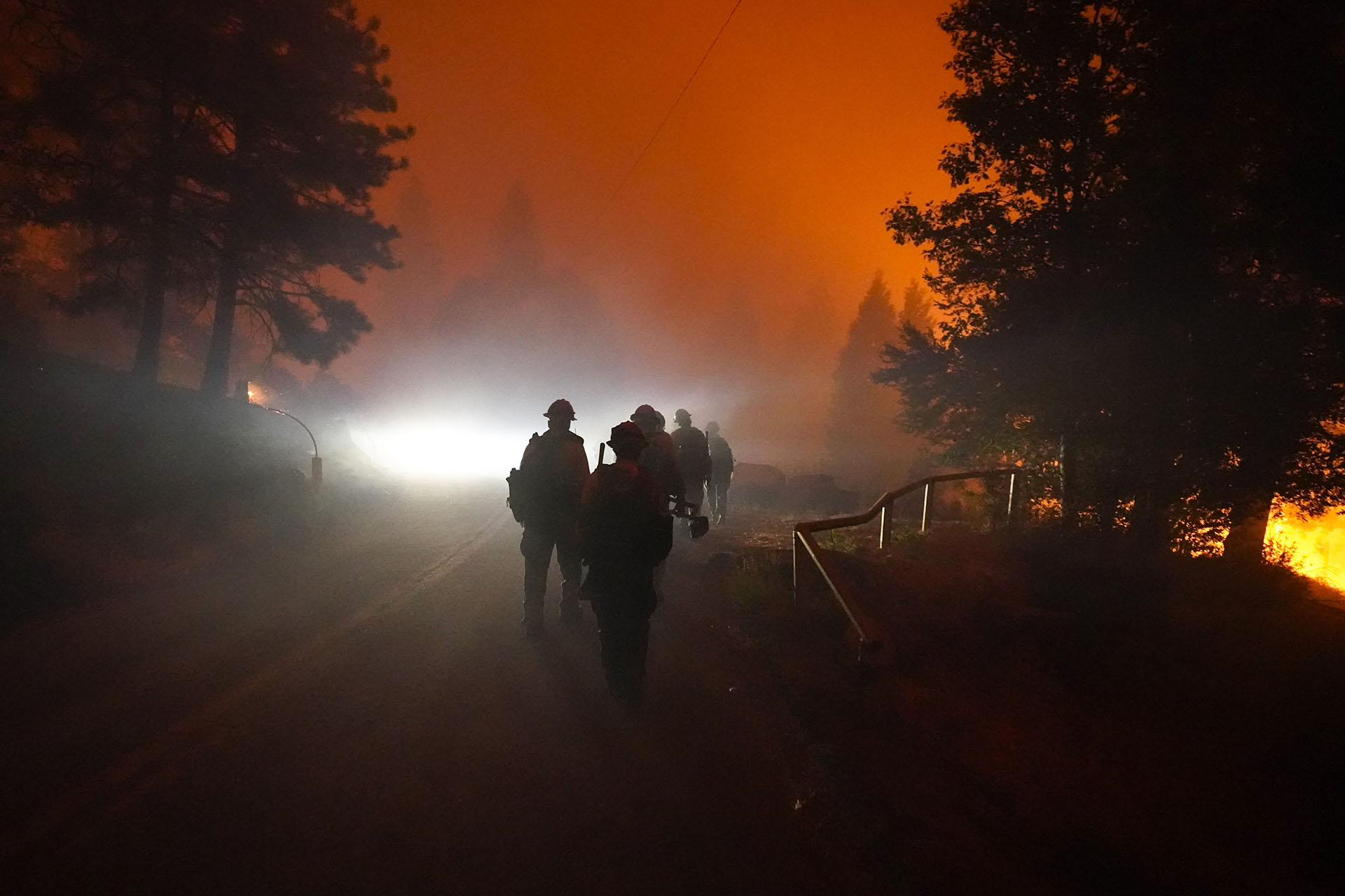 Las órdenes de evacuación estaban vigentes en todo el sur de California el lunes por la tarde. (AP/Marcio Jose Sanchez)
