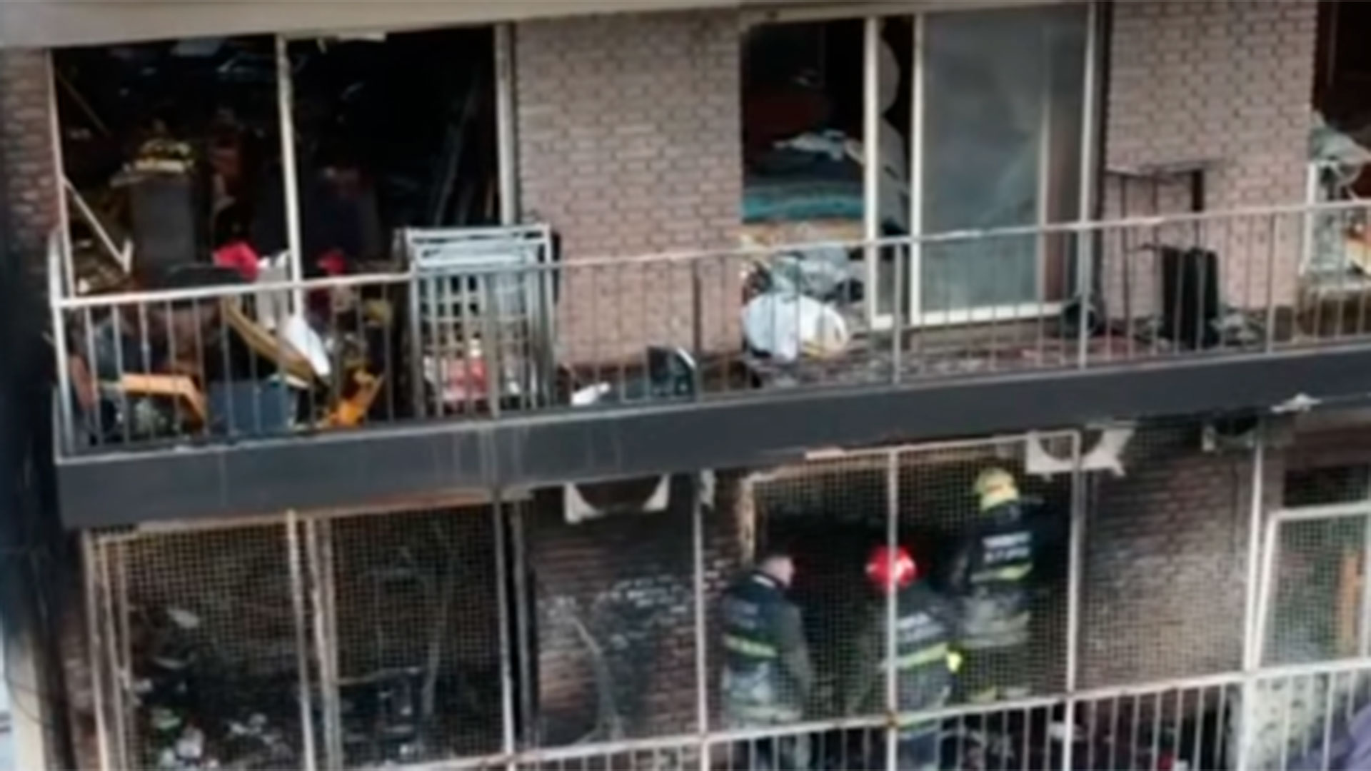 Así quedaron los pisos afectados por el incendio desatado en un edificio de Recoleta. (Captura C5N)