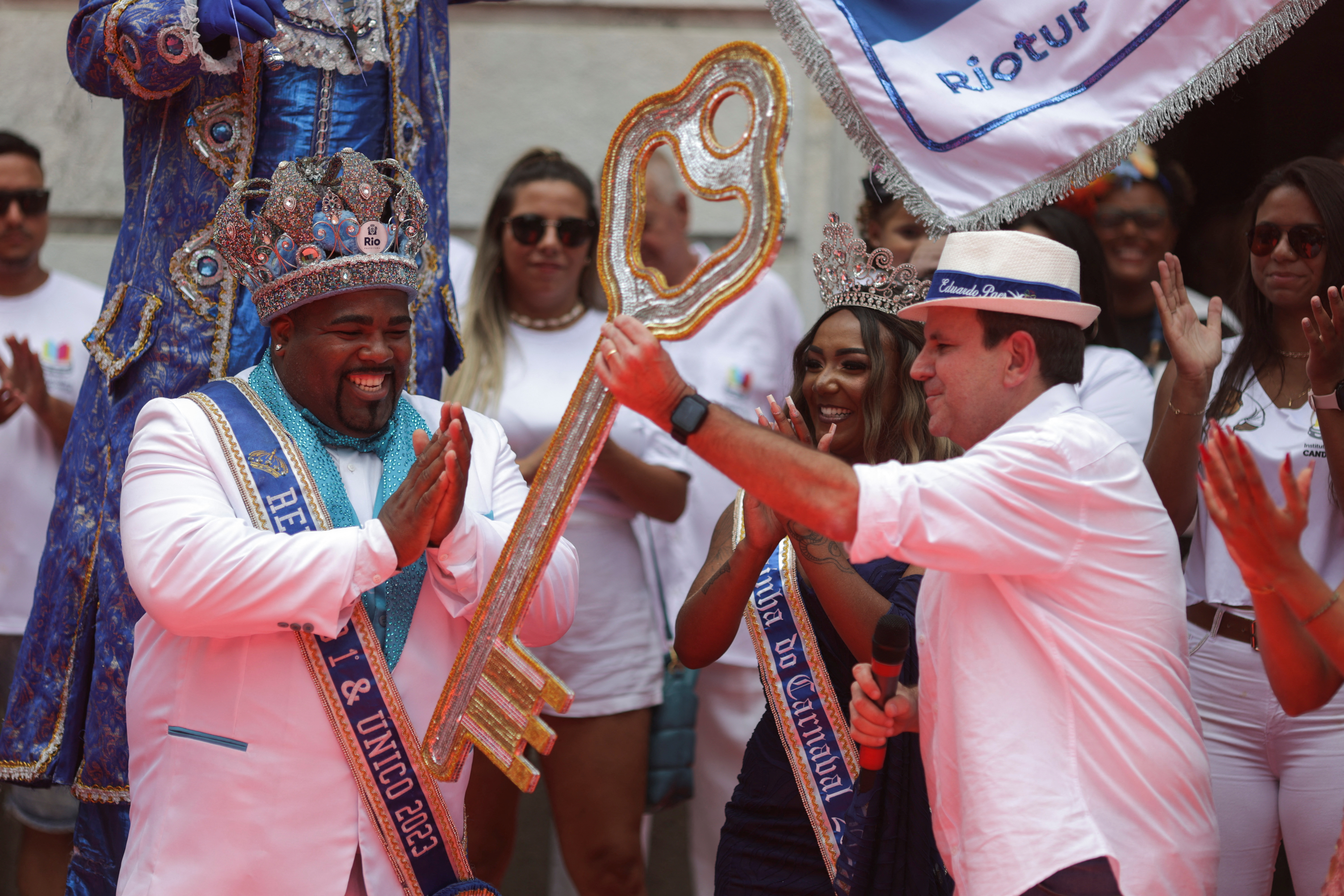 El alcalde de Río de Janeiro, Eduardo Paes, entrega las llaves de la ciudad al "Rei Momo", en el simbólico comienzo del Carnaval ocurrido el viernes 17 de febrero (Foto: REUTERS/Ricardo Moraes)