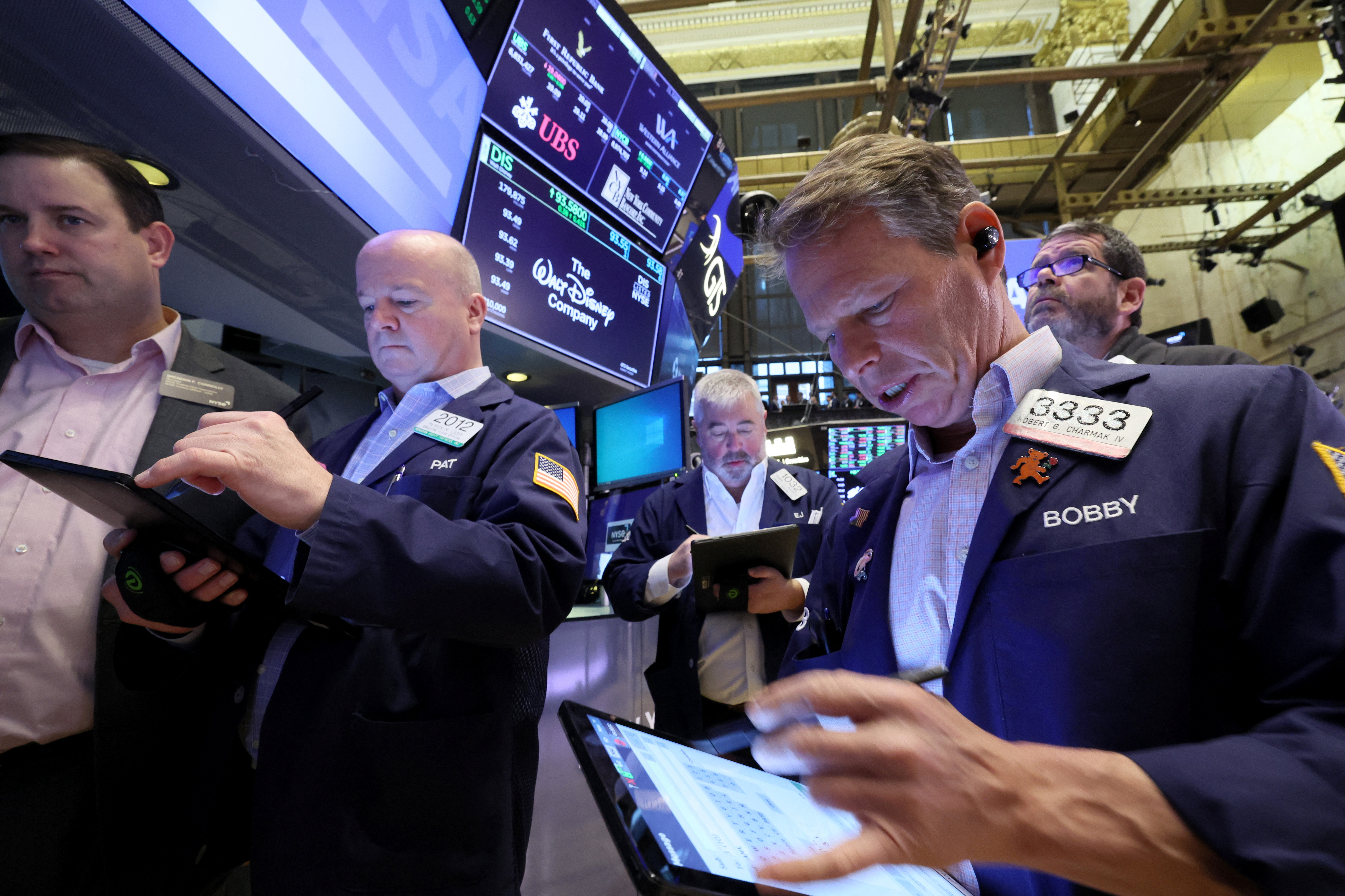 Corredores en la Bolsa de Nueva York (REUTERS/Brendan McDermid)