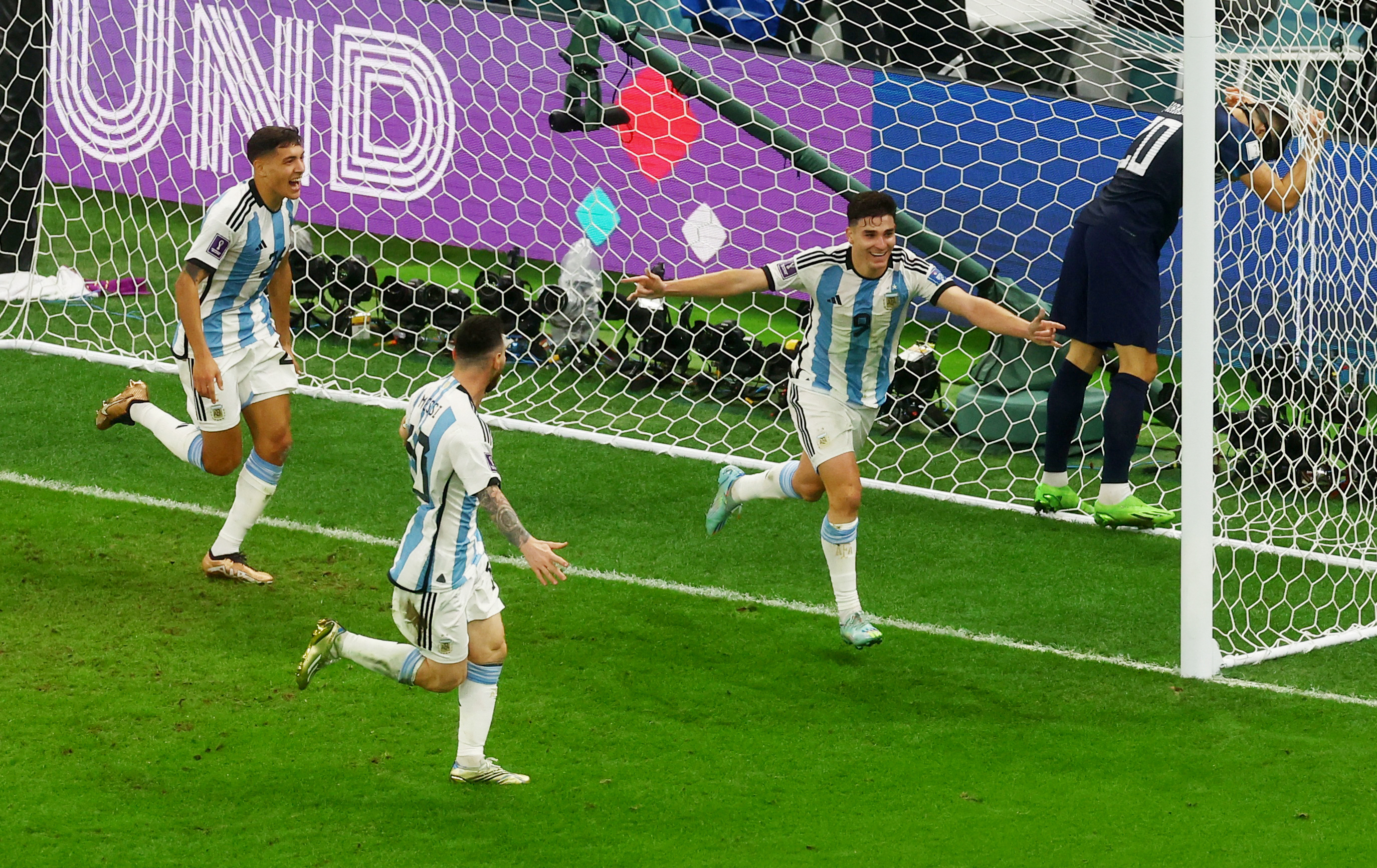 Lionel Messi y Nahuel Molina van en busca del goleador Julián Álvarez, detrés se lamenta Joško Gvardiol
