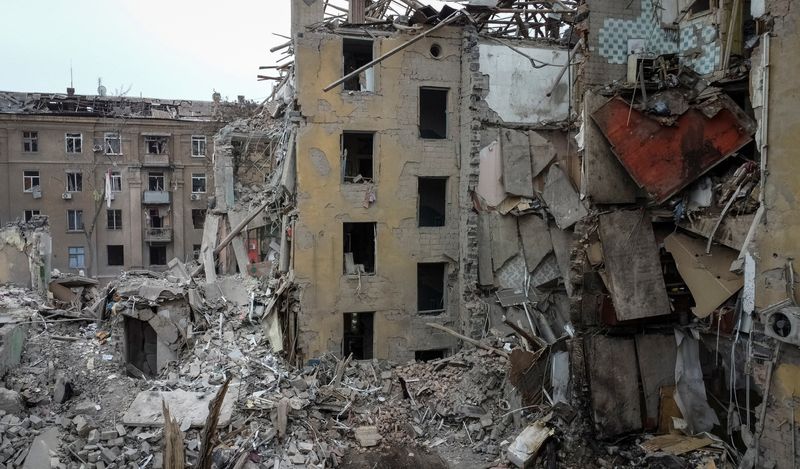 Un edificio residencial destruido por un ataque con misiles rusos (REUTERS/Vitalii Hnidyi)