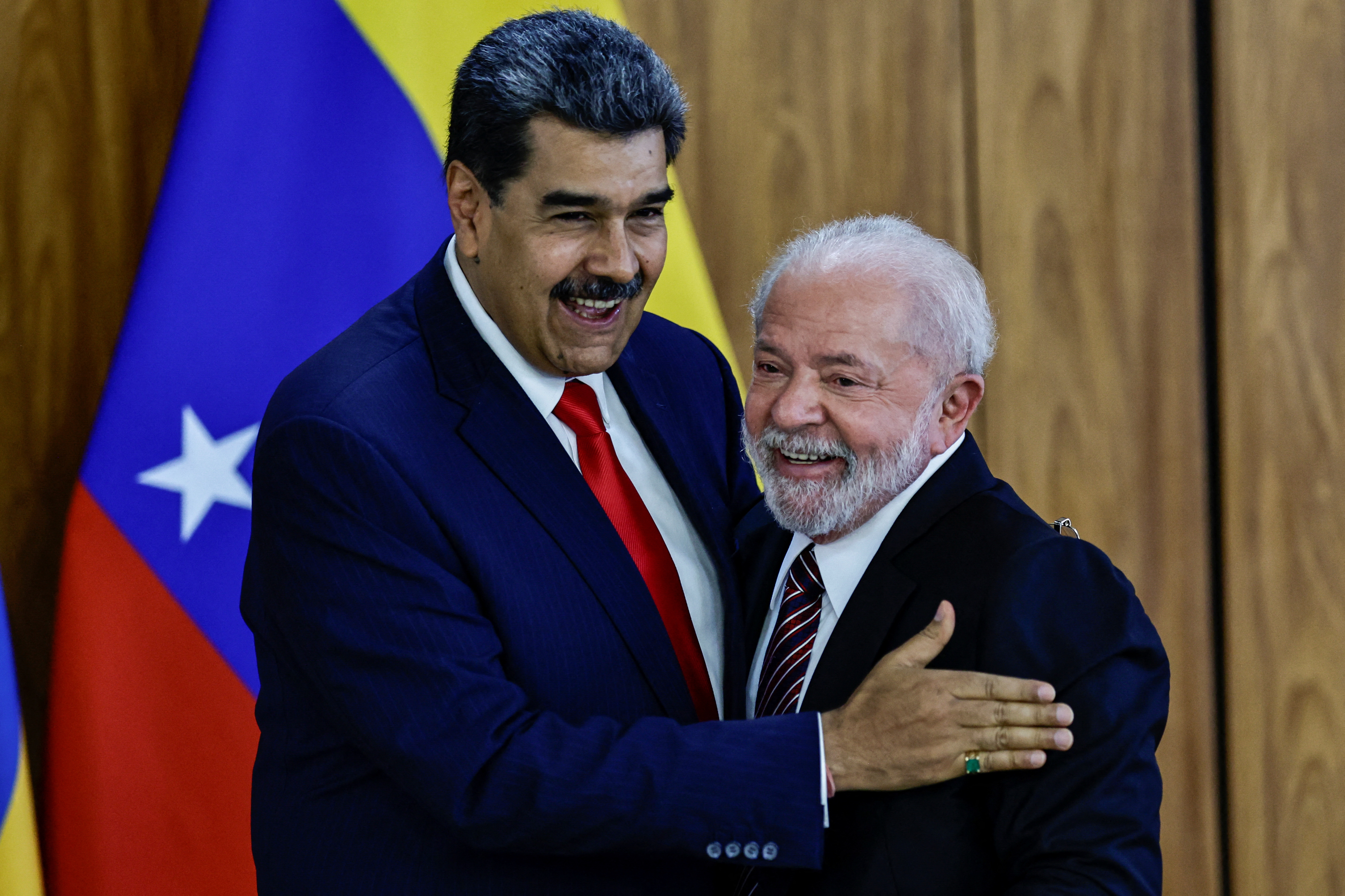 El dictador de Venezuela Nicolás Maduro y el presidente de Brasil, Luiz Inácio Lula da Silva, hacen un gesto el día de una cumbre con presidentes de América del Sur para discutir el relanzamiento del bloque de cooperación regional UNASUR, en Brasilia, Brasil, el 29 de mayo de 2023. REUTERS/Ueslei marcelino